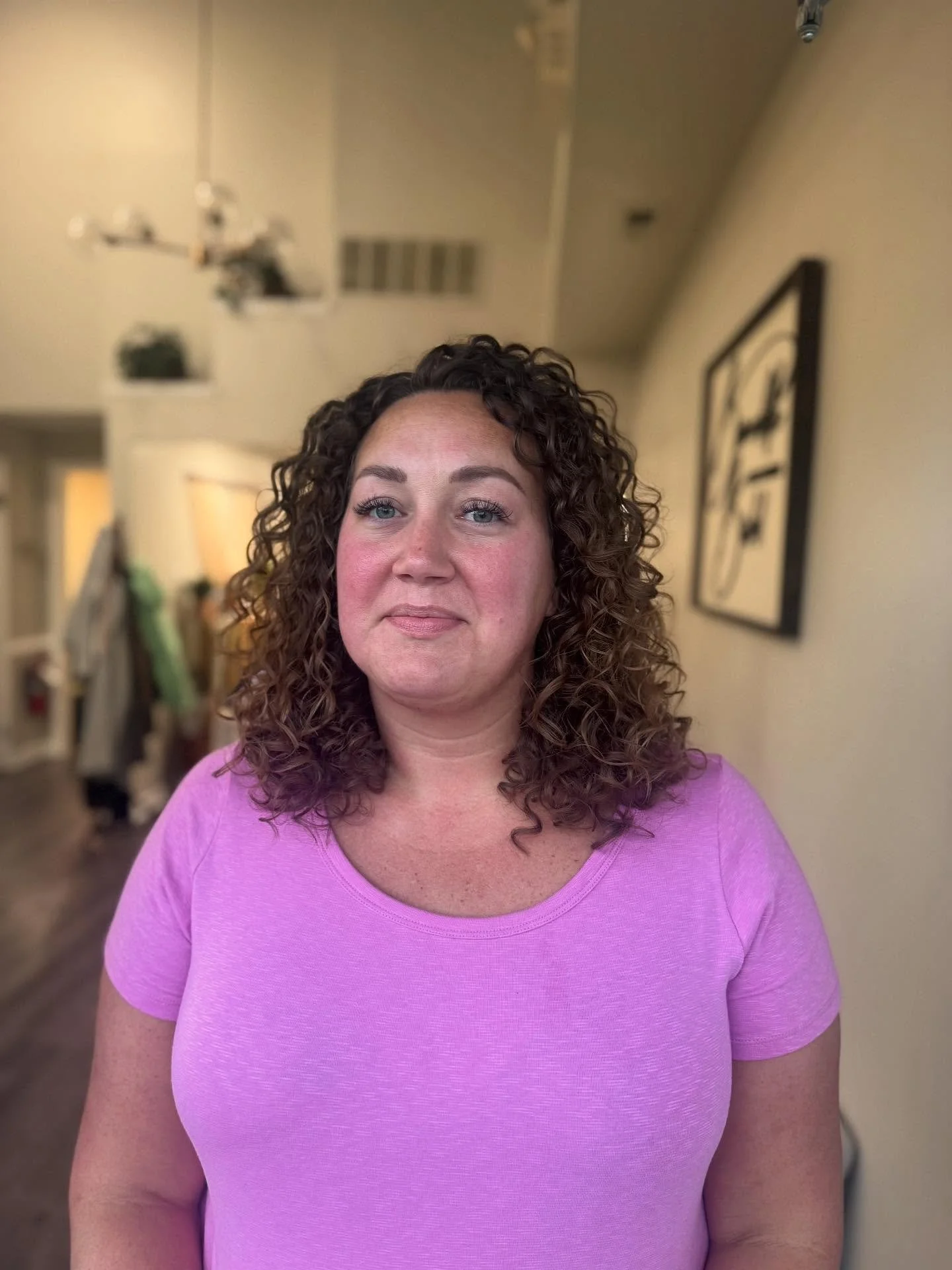 Summer nights are stunning, but losing that natural light means fewer golden hour curls captured on camera 🌅✨ Book now so we can make the most of every sun-lit moment together. #CurlsBelongHere #buckscountycurls #drycurlycut #drycut #curlspecialist 