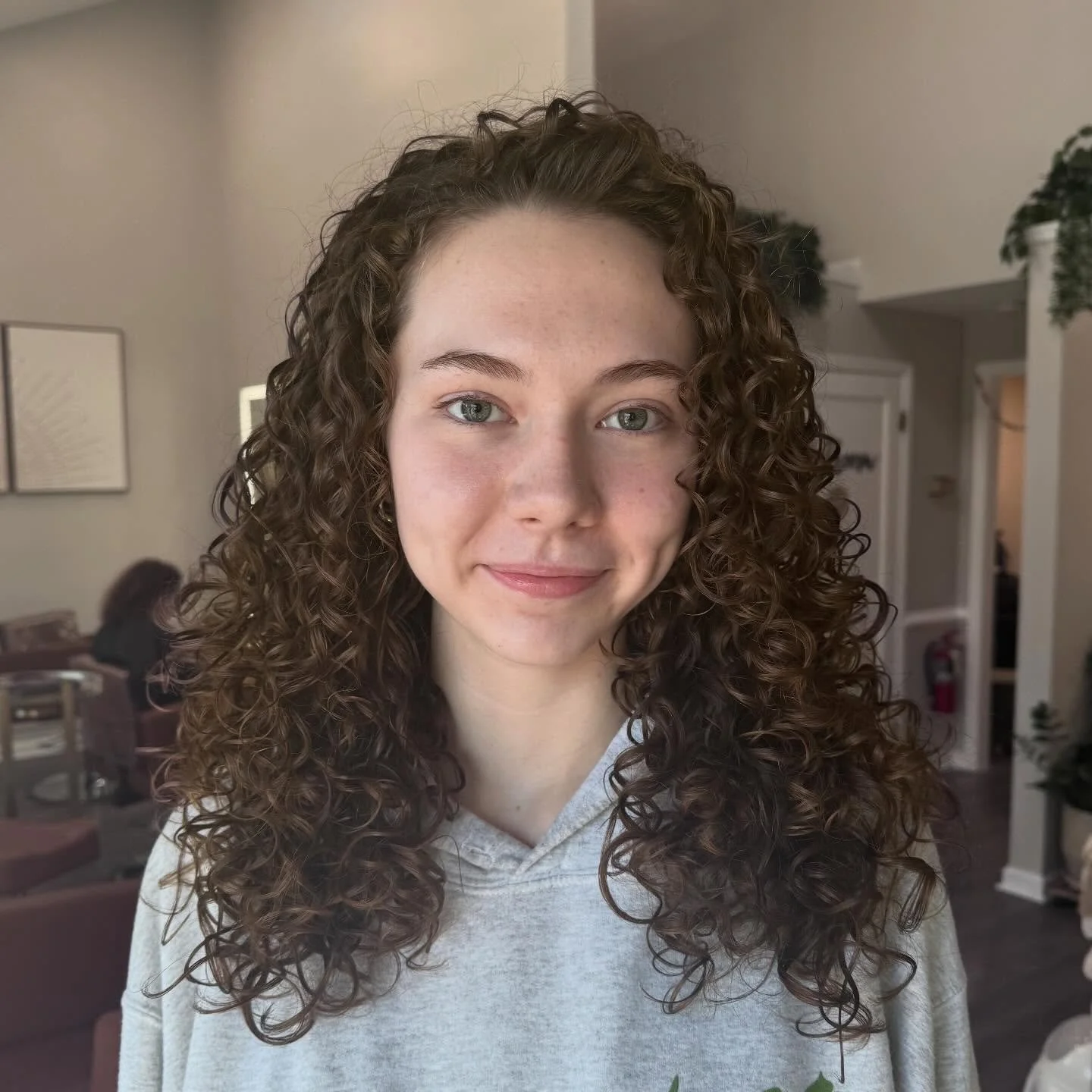 Fresh curly cut, Defined, bouncy, and healthy curls styled with my go-to Bounce Curl products.

- Bounce Curl Avocado &amp; Rose Oil Clump &amp; Define Cream.
- Light Hold Cr&egrave;me Gel.
- Hair Spray.
- Aluram Shine Serum.

Booking link in bio!

@