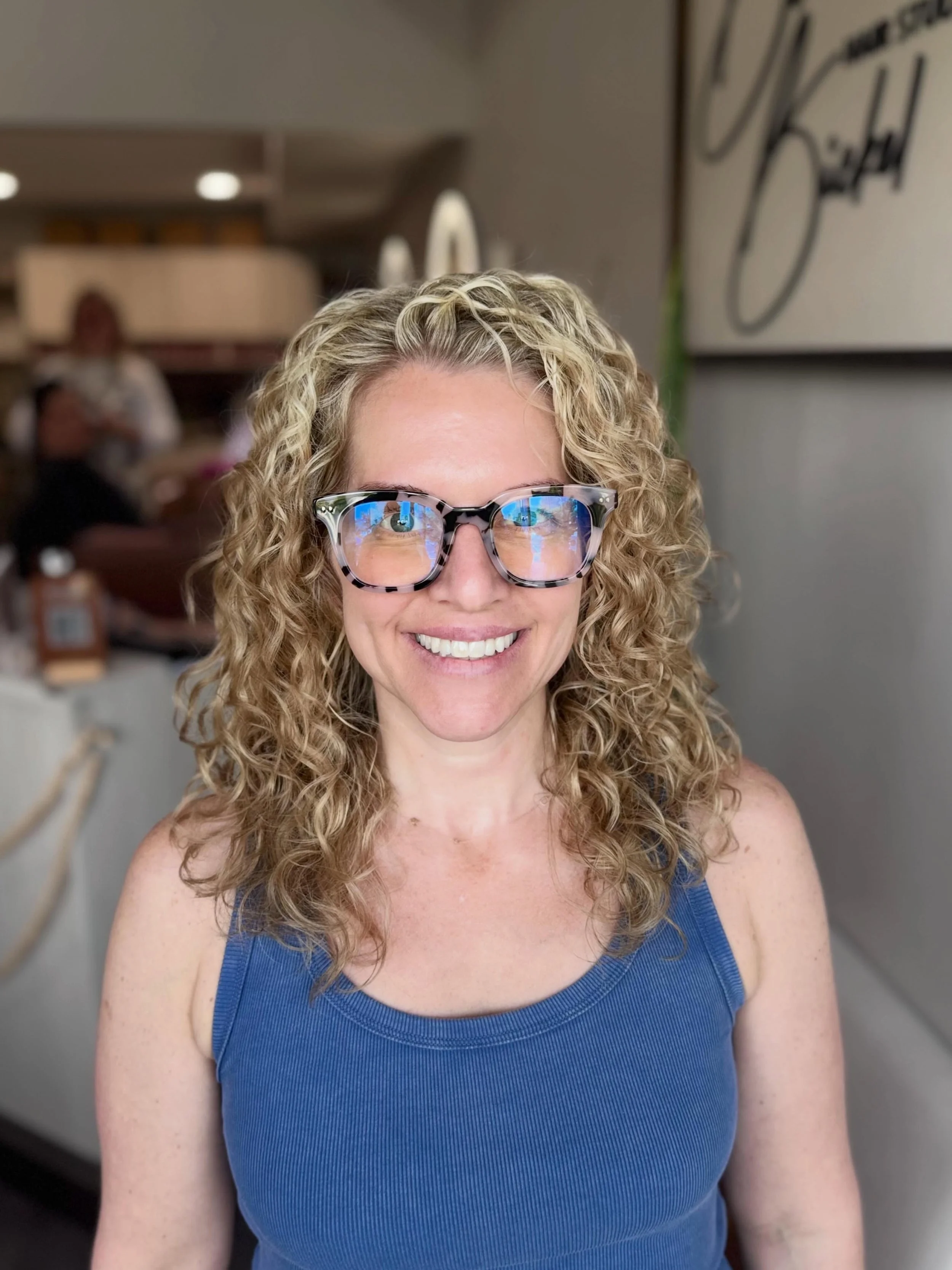 ✨Less is More✨

One of the biggest misconceptions about curly hair is that more product equals better curls.

In reality, curls often thrive when we simplify.
Using too many products can weigh curls down, create buildup, reduce volume, and leave hair