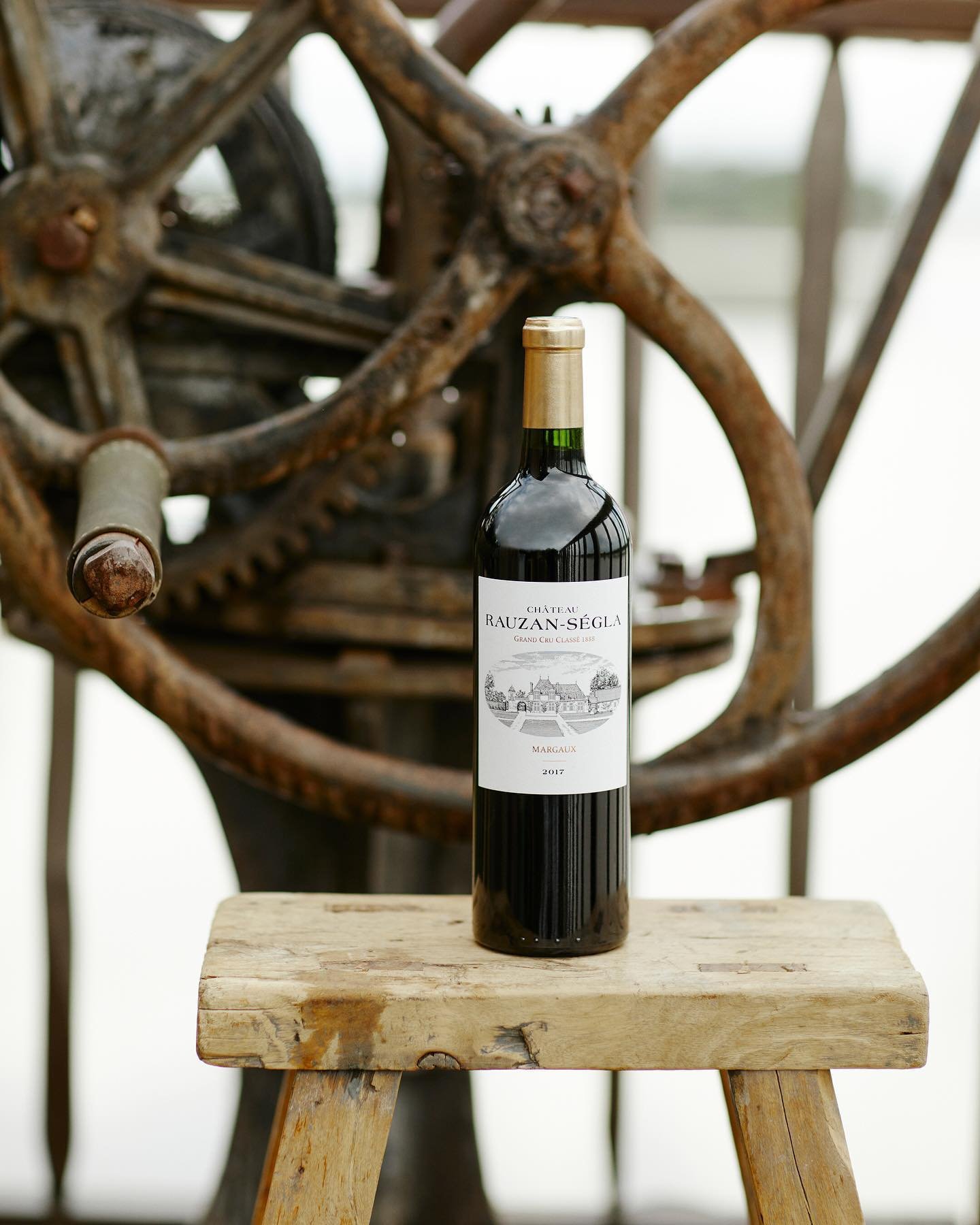 Discover the elegance of 2017 @chateaurauzansegla Margaux. 🍷 With fleshy red fruits, firm tannins, and vibrant blueberry notes, this floral and sophisticated wine is a true delight for the senses. 

Ready to enjoy now and with even more refinement t