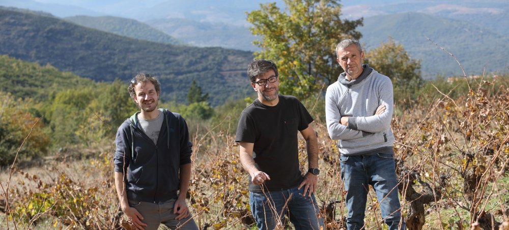 393_0_Vinas_Serranas winemakers.jpg