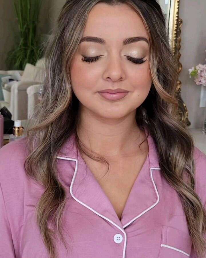 Bridesmaid Soft Glam for days ✨️ 
Wedding with @prettyandposhartistry

Save for your next look and follow for more!
.
.
.
.
#bridalmakeup #bridesmaidglam #weddingmakeupartist #Weddingmakeup #bridalglam #bridesmaids