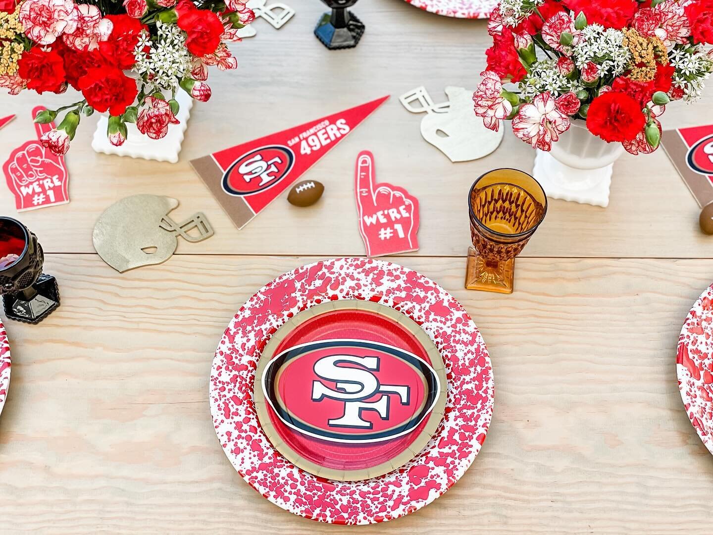 Go niners! 

A simple table with our red splatter enamel plates as chargers, our kids goblet collection, florals, helmet and banner &quot;confetti.&quot; 

#kidsparty #6thbirthday #niners #goniners #bangbangninergang #footballparty #rentals #sanjose 