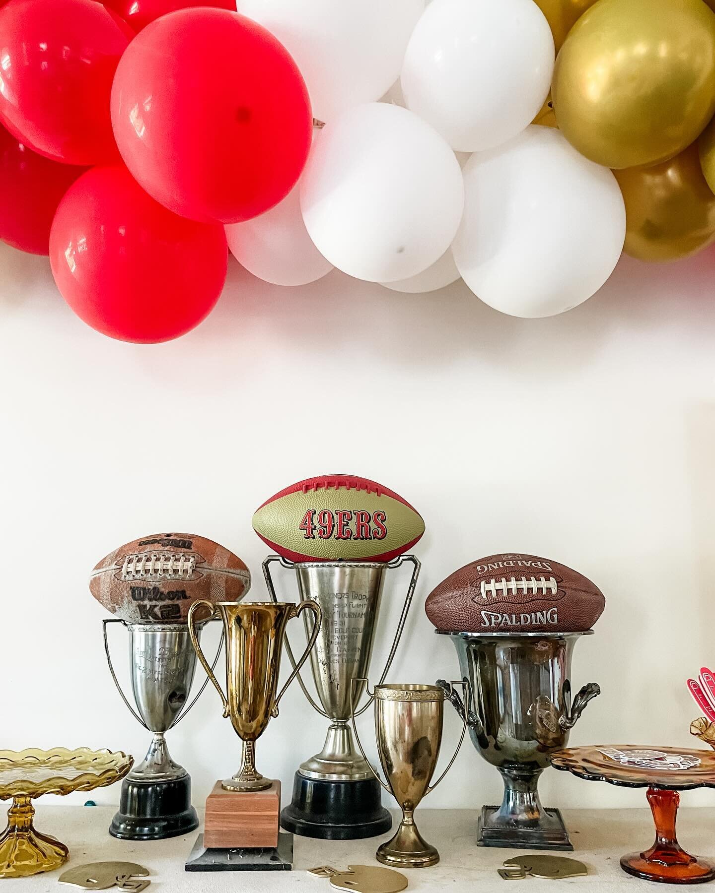 Go Niners! 

Its all in the details. We scoured and found some vintage footballs to add to our vintage trophies. Favors were all football inspired.  @roxyssweettreatssj created and nailed the on theme cookies and cake pops.  Football shaped ice cubes