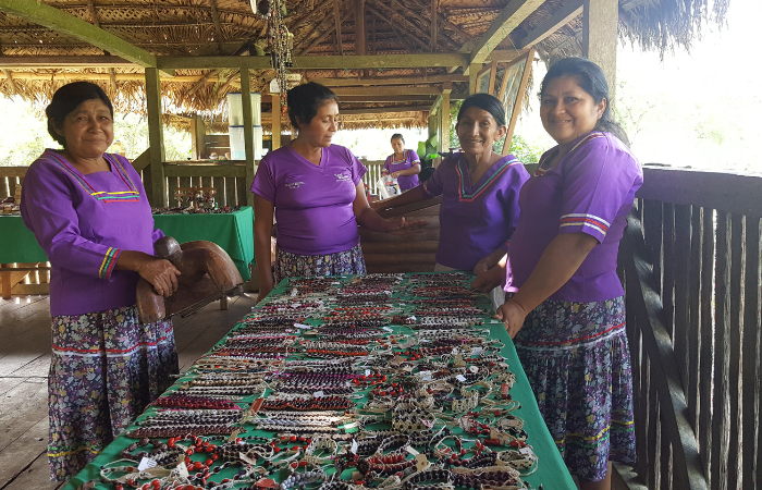 Women of Sani Warmi in Sani Isla show their handicrafts. © Rainforest Partnership.