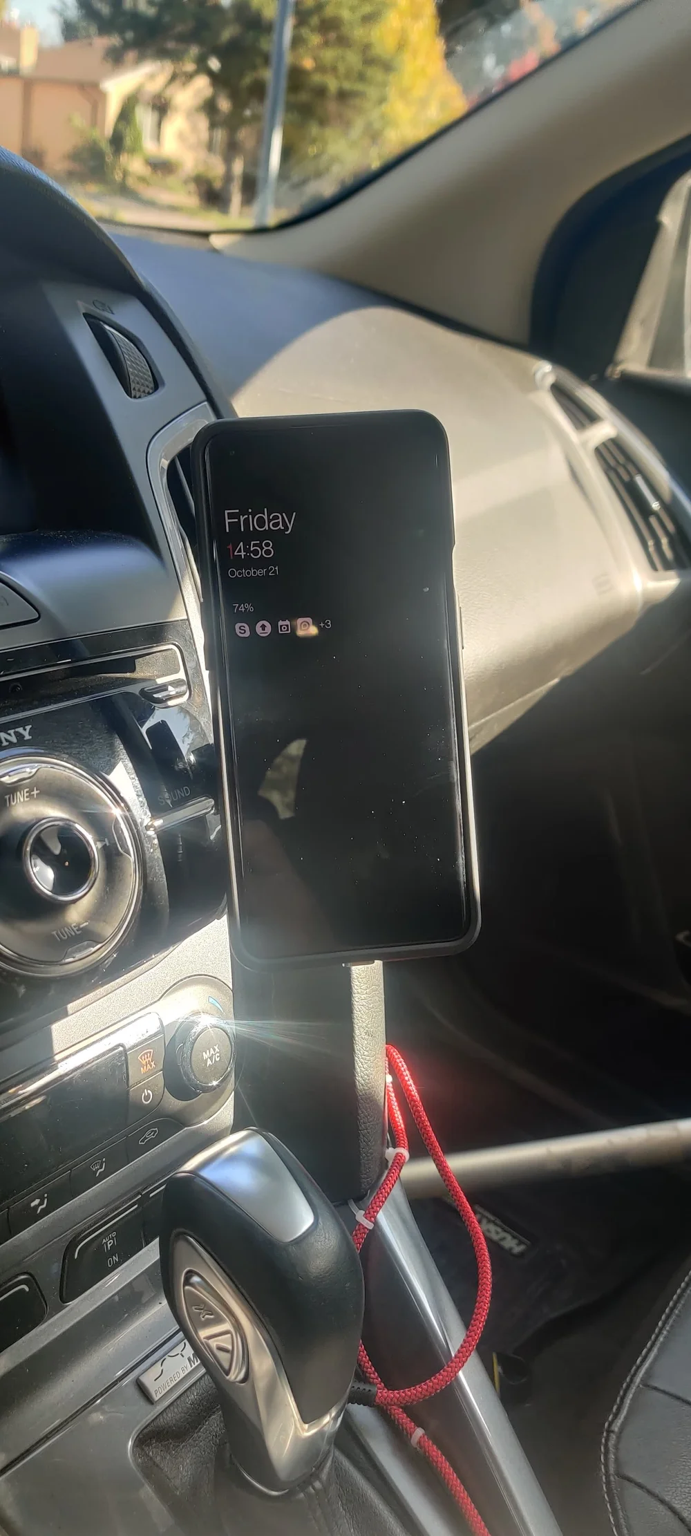 Phone magnetized to the mount