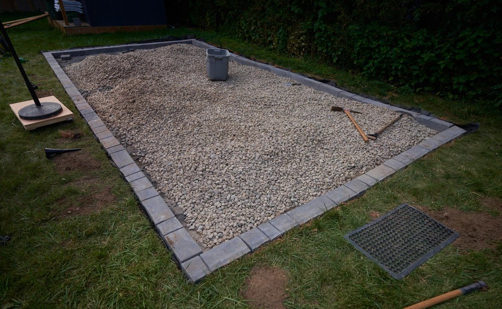 Very roughly leveling this out (with rake)