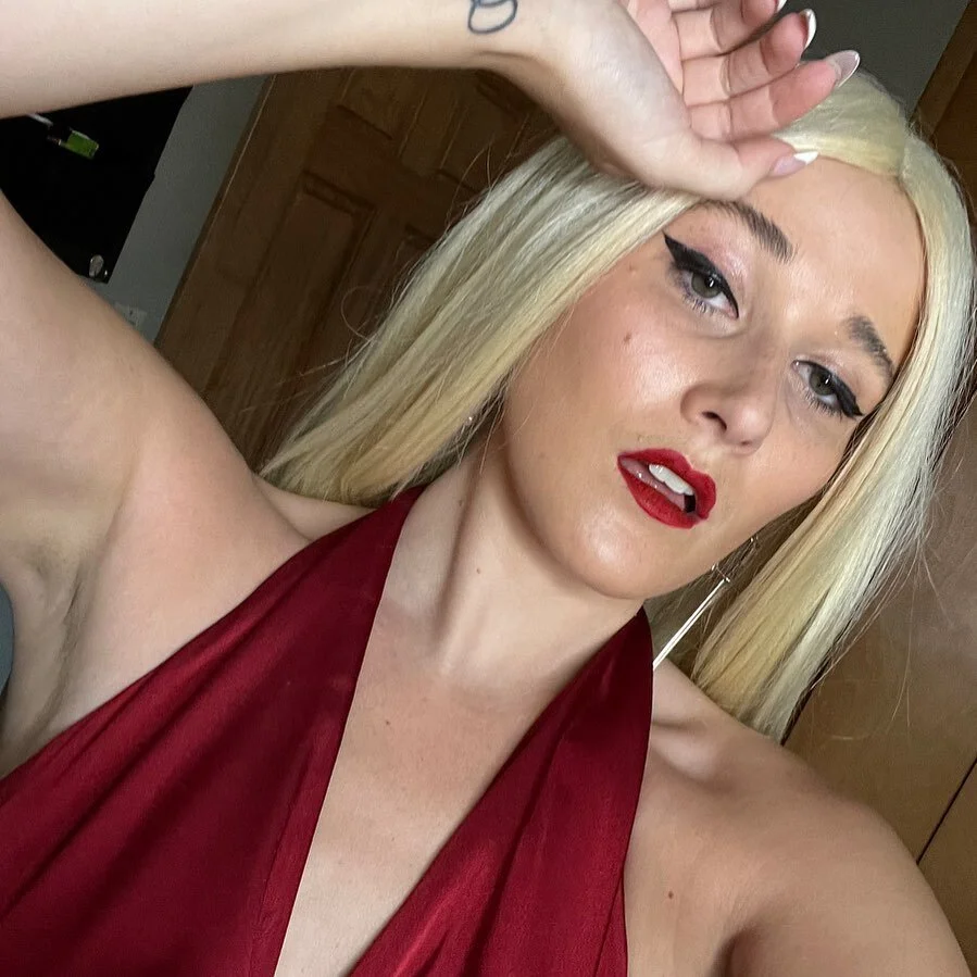 1 week until halloween means it’s wig season, b*tches 💅🏻
.
.
.
.
.
.
#halloween #halloweencostume #wigseason #costumeideas #acotarcosplay #themorrigan #moracotar #halloweenparty #costumeinspiration