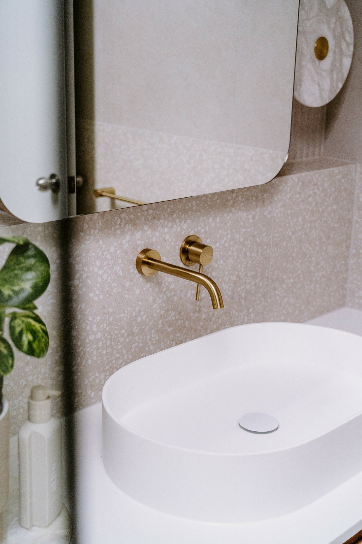 Feng shui for bathrooms! Simple tips to enhance energy flow and relaxation 💦

To improve energy flow in your bathroom, start by keeping it clutter-free and well-organised. Introduce elements that represent wood and water, such as wooden shelves and 