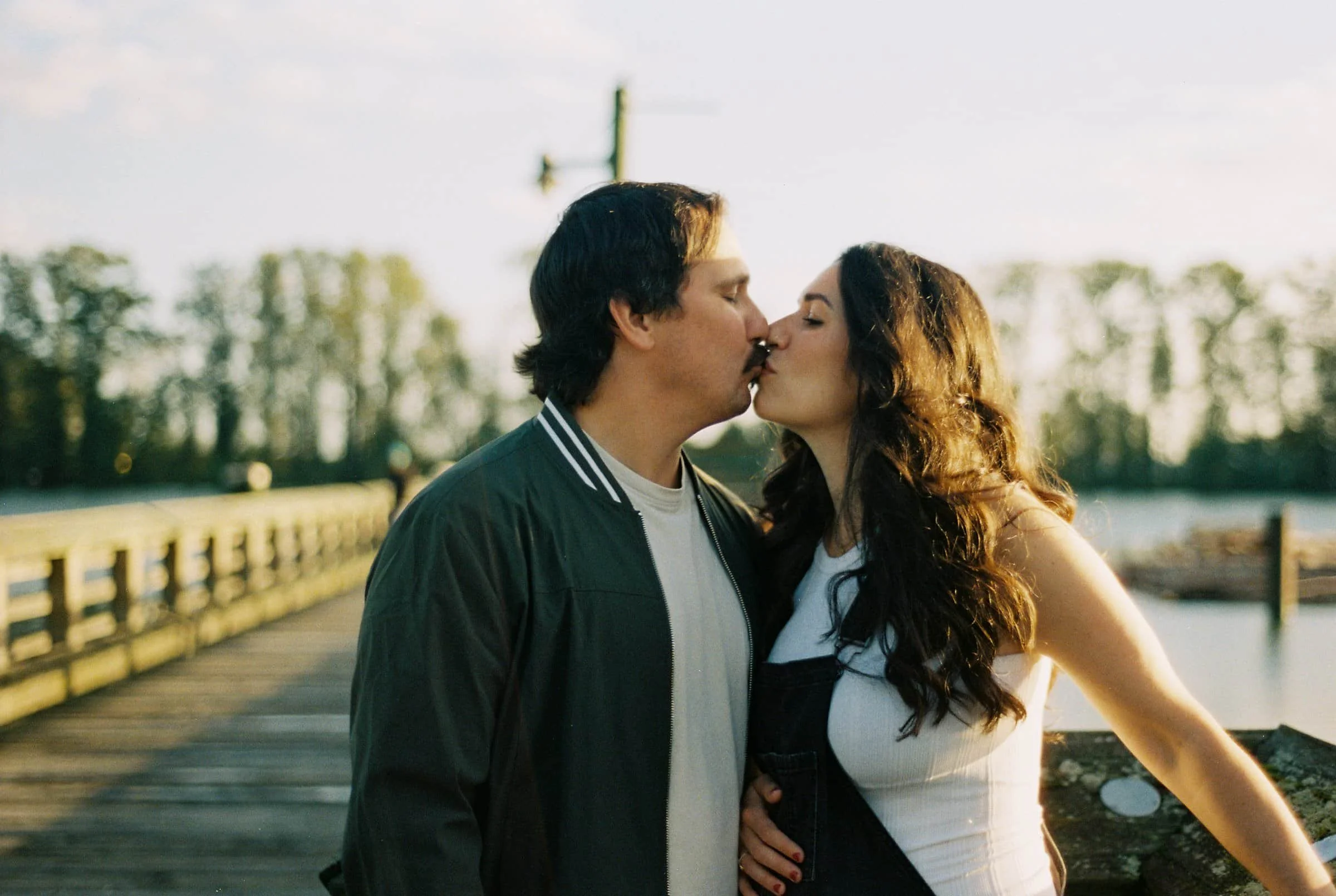 maternity kisses couple golden hour
