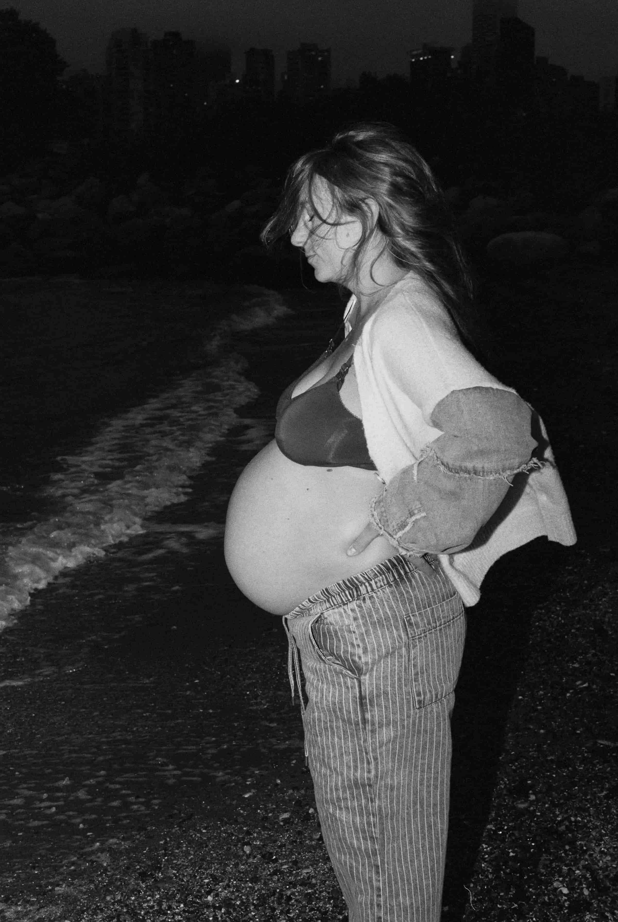 maternity flash photography night time black and white ocean