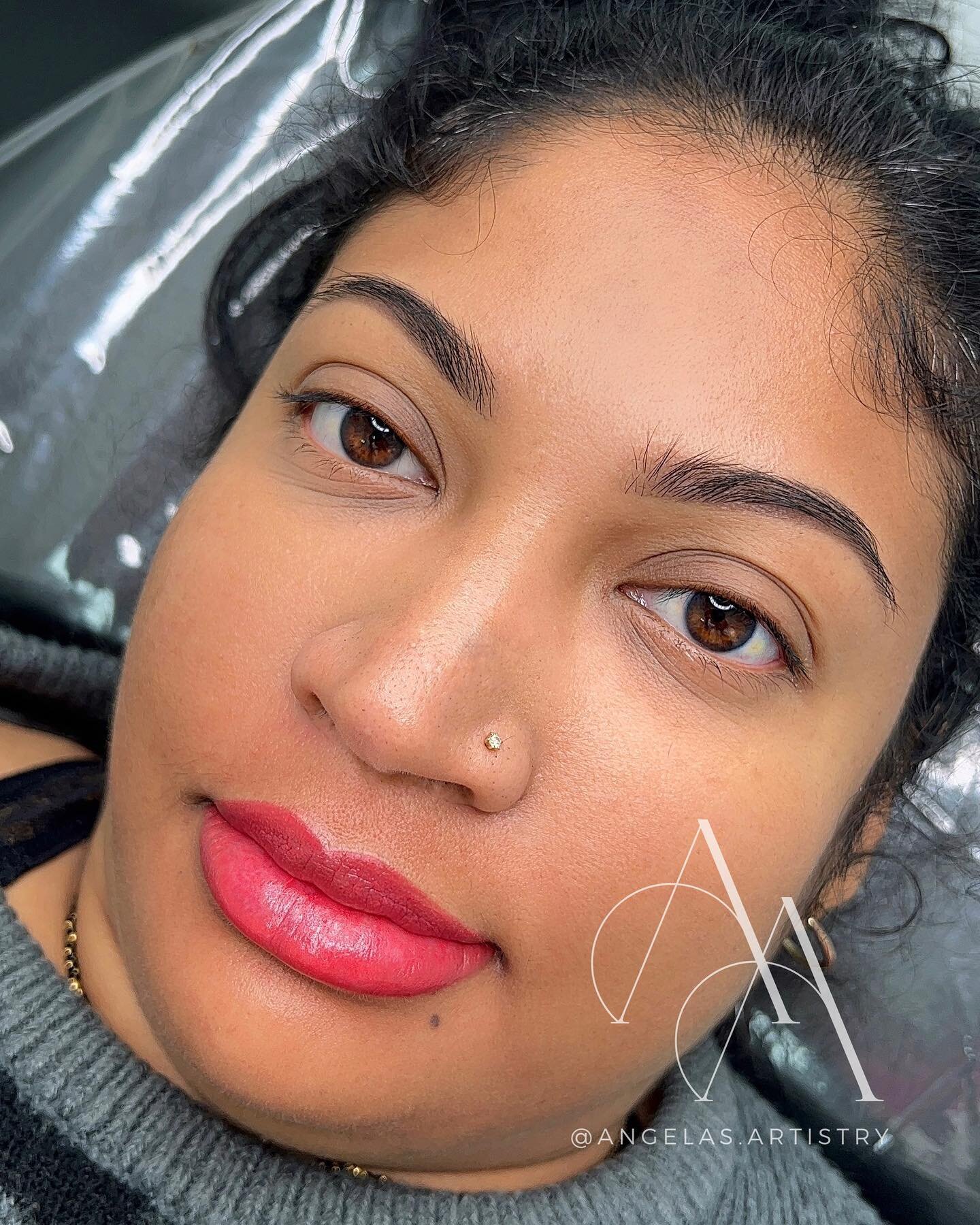 ➡️ Swipe to see her lips before &amp; after
Lip blush on pigmented lips 
Our goal is to even out lip tone and brighten up the colour.

__________________________________________

𝘼𝙥𝙥𝙤𝙞𝙣𝙩𝙢𝙚𝙣𝙩 𝙩𝙞𝙢𝙚: 2.5 - 3 hours

𝙃𝙚𝙖𝙡𝙞𝙣𝙜 𝙩𝙞𝙢𝙚