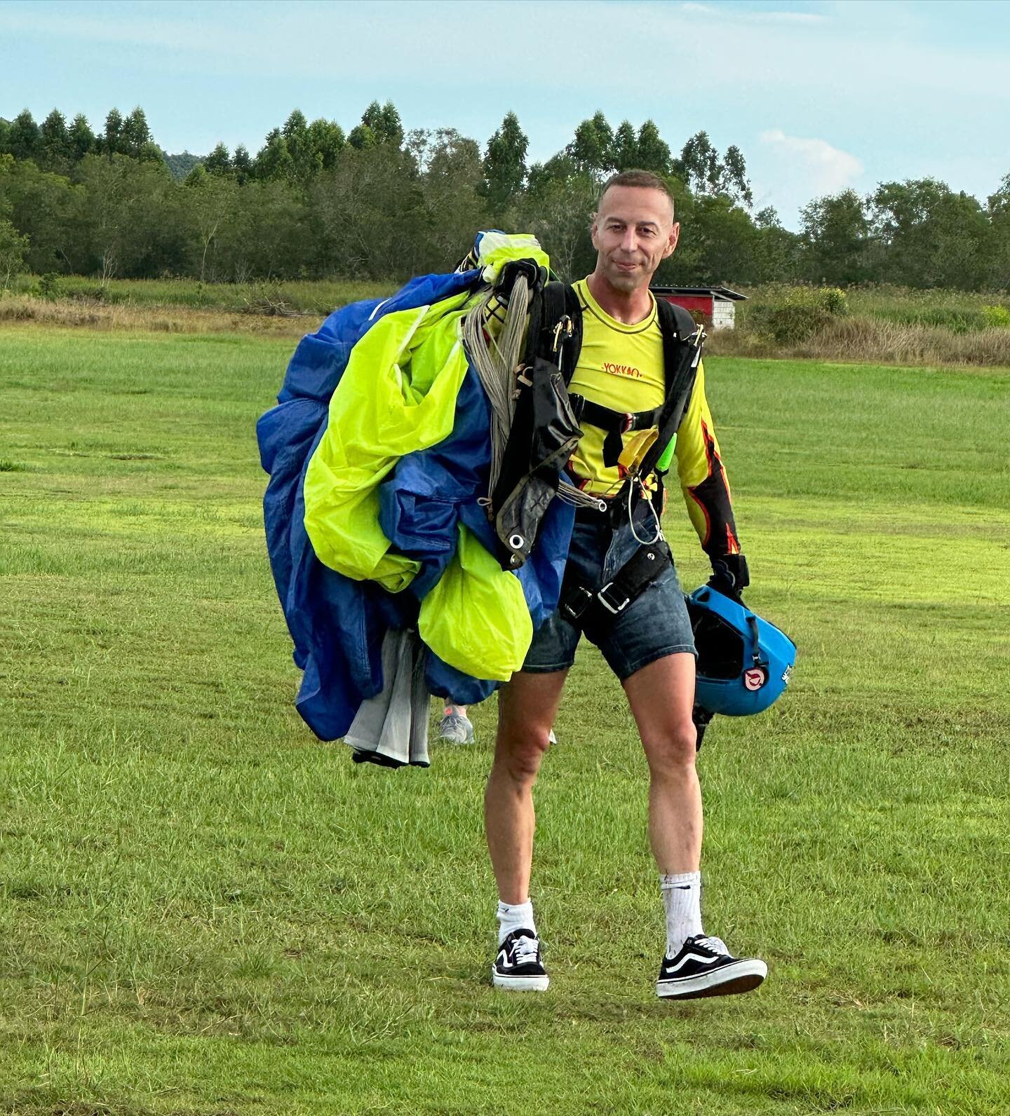 200 Jumps today in 5 months between Italy, Spain, Dubai and&hellip; Thailand! Thanks to everyone who has been helping me out 🤟 The best has yet to come 😎 #keepgoing #skydiving #adrenaline #believeinyourself #seethebiggerpicture