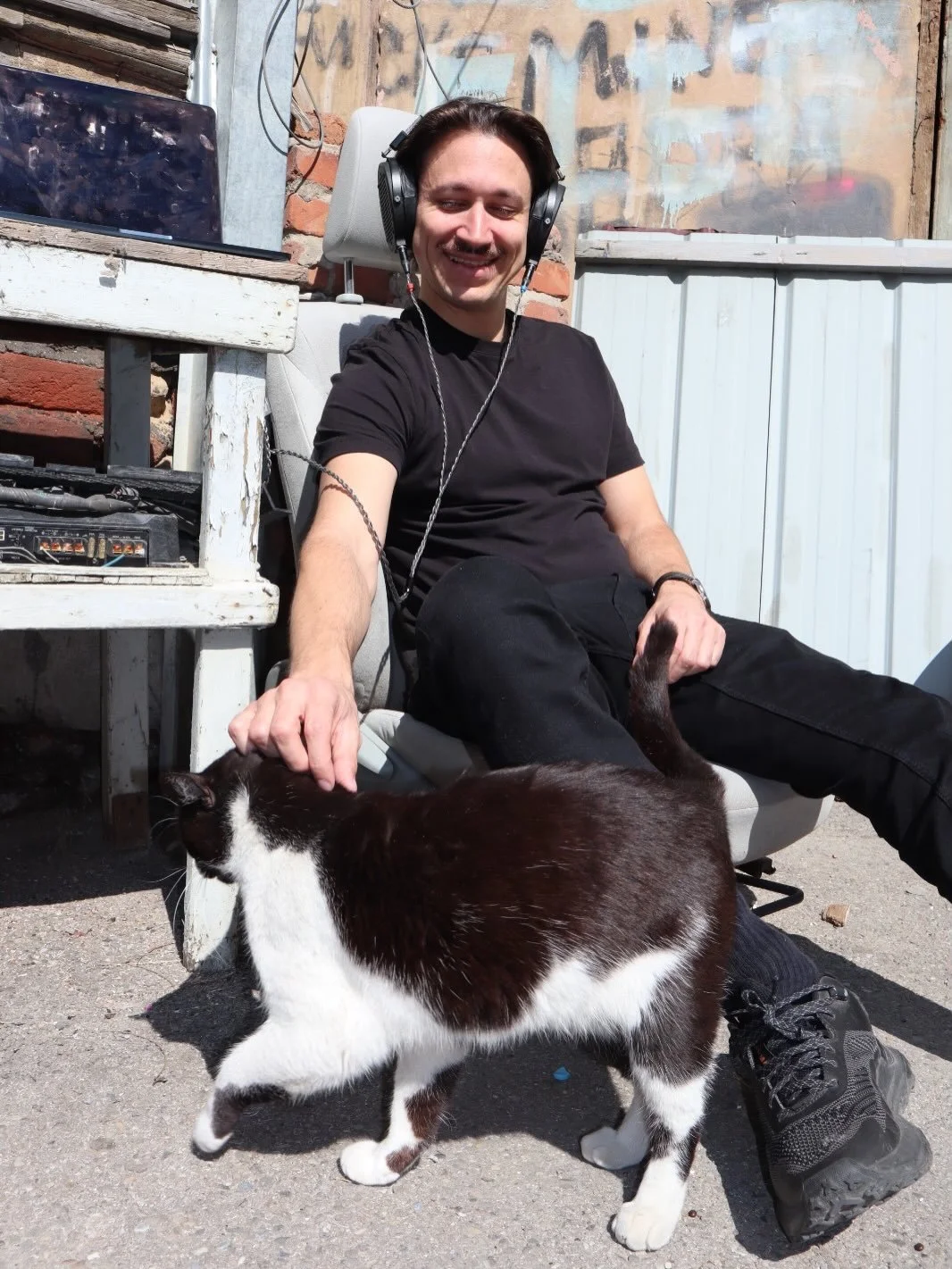 I love cats. Tbilisi was full of them. Photographs are by my artist friend @izik.ca - they were taken in the Italian courtyard where I stayed for a couple of weeks. I met some awesome people in that city&hellip; will be back again!
#tbilisi❤️ #italia