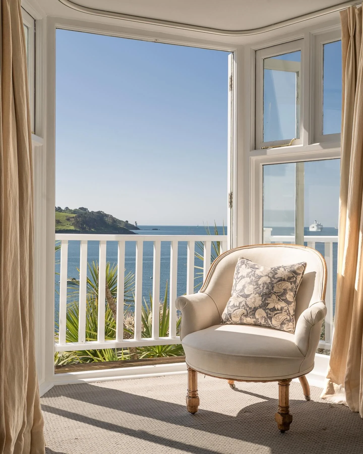Where would you rather be this autumnal Friday morning? 

I shot these chairs with dreamy views for Amanda @stmawesretreats back in the summer. We had so much fun taking photos of the gorgeous holiday homes in her portfolio. And still lots more to do