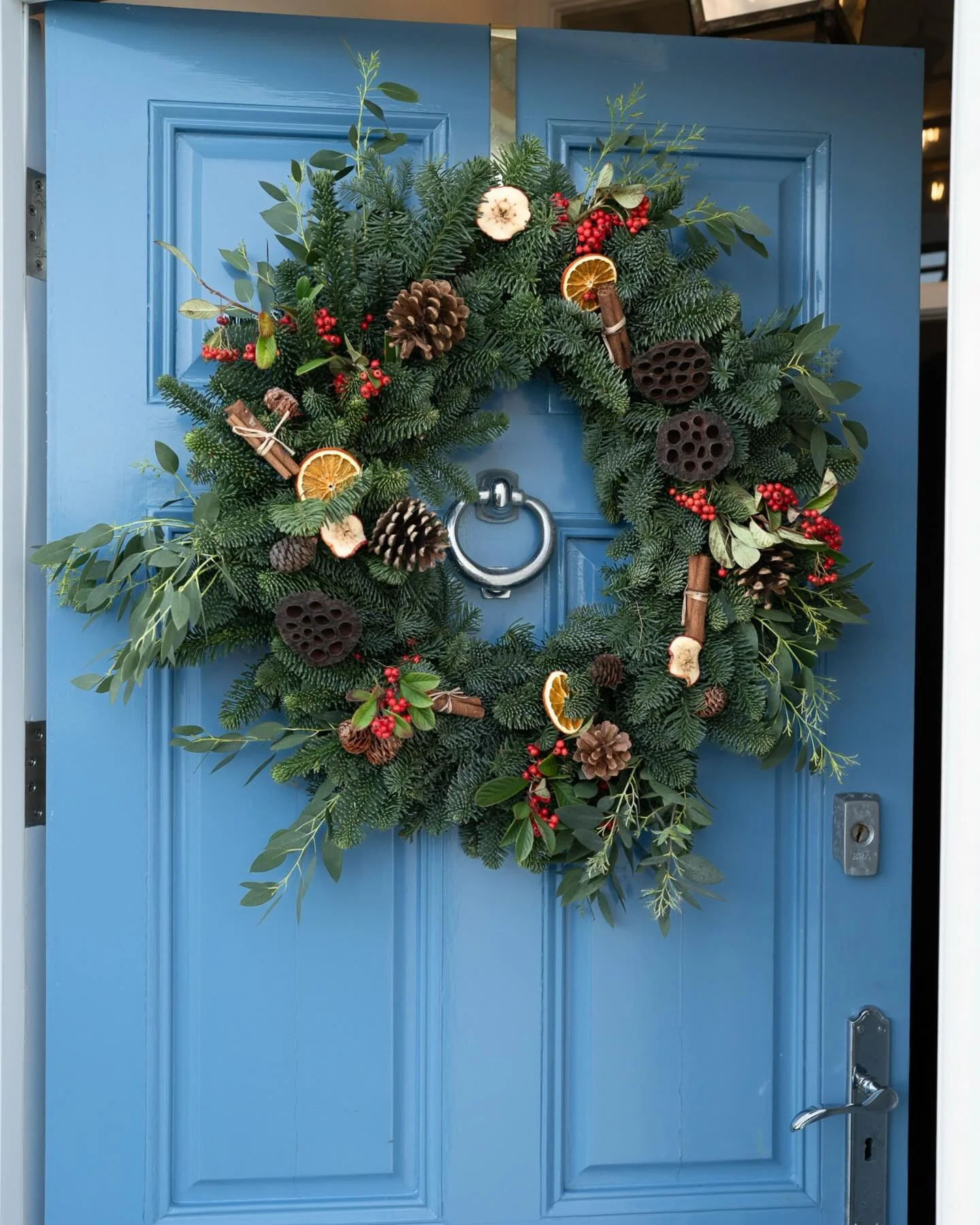 Who&rsquo;s dreaming of Christmas by the sea? 

I&rsquo;ve had a busy few weeks shooting festive content across the Roseland. Definitely helping me get in the spirit early this year. 

This was a fun styled shoot for @stmawesretreats at two of their 