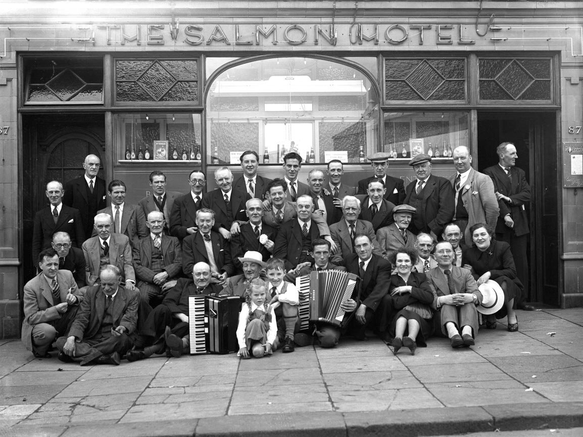 Men and women a bus trip to Berwick pose outside The Salmon Hotel on Marygate.
(1952) BRO 1944-1-505-1