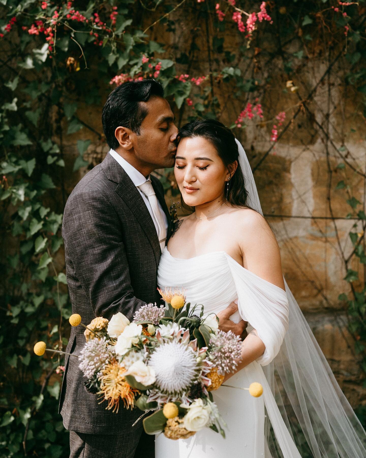 Profound bond can truly be hard to understand. As Hannah and Israel exchanged their heartfelt vows, friends and family stood by, finding themselves at a loss for words, their voices rendered silent by the raw beauty of the moment. In these moments, l
