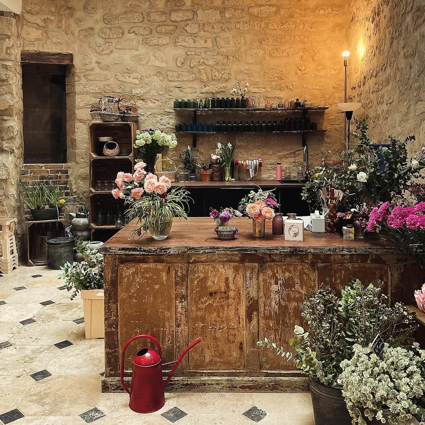 Flowers and coffee are a good match! We observe this trend more and more starting with @cordeliacoffeeflowershop on the du Bac, imagined by @cordeliadecastellane, a workshop-like space mixing a #florist with a #coffeeshop also serving herbal drinks. 