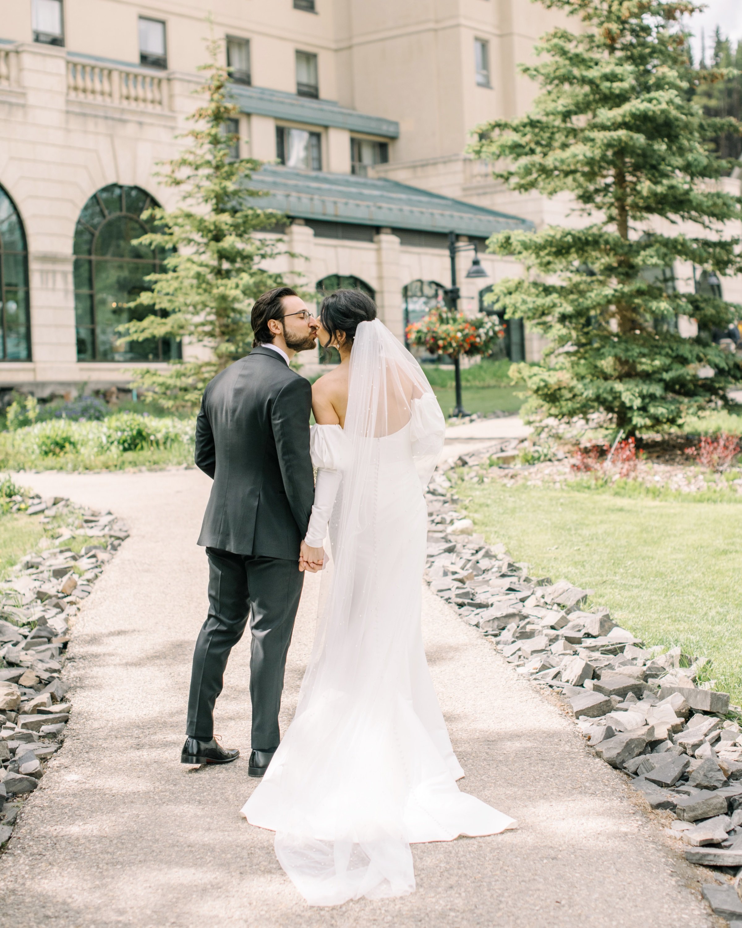 summer_chateau_lake_louise_wedding_037.jpg