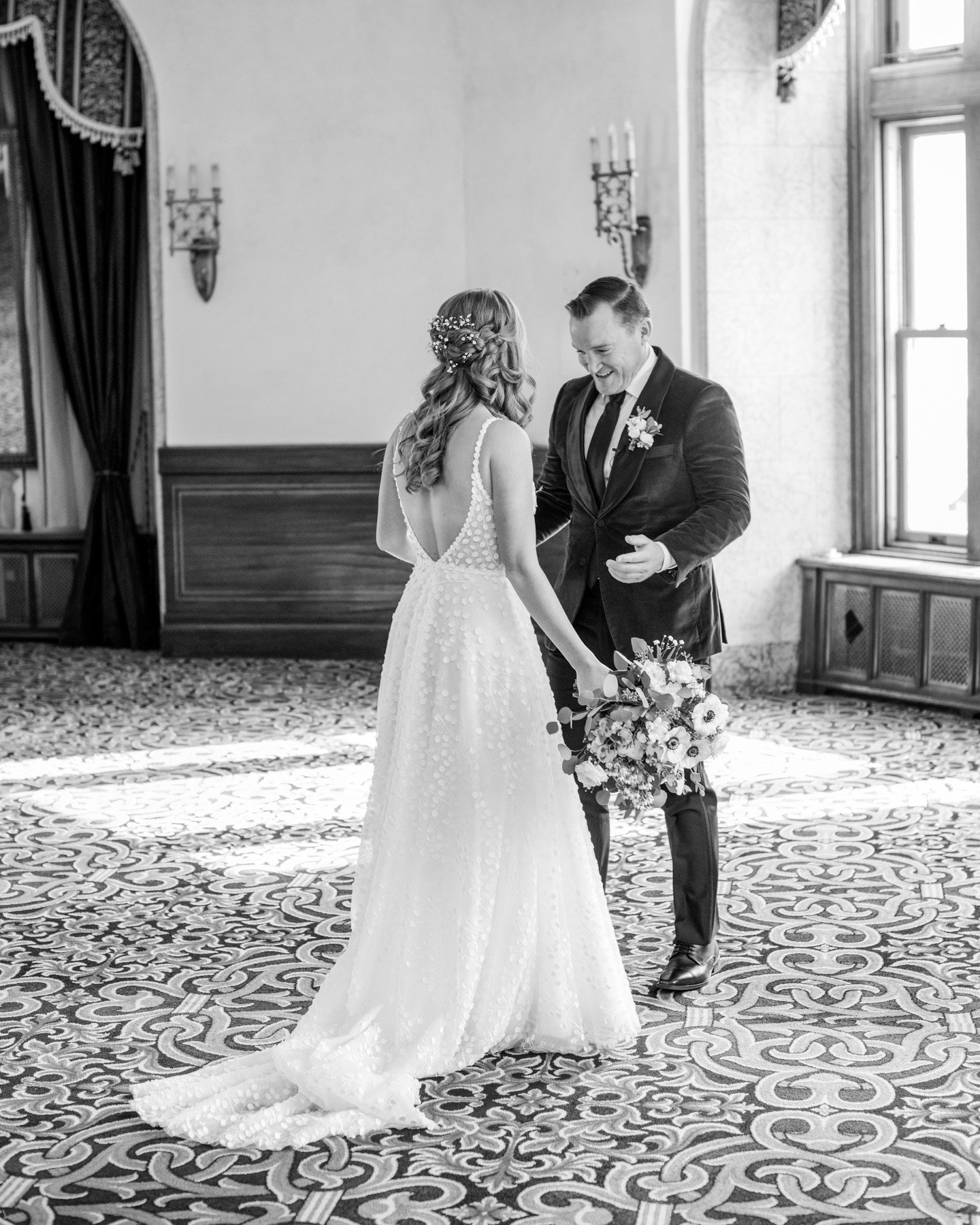 The First Look! 

Such a great intimate part of your day as well when you're dealing with daylight restrictions for a winter wedding I always suggest doing a first look.
#firstlookwedding #firstlook