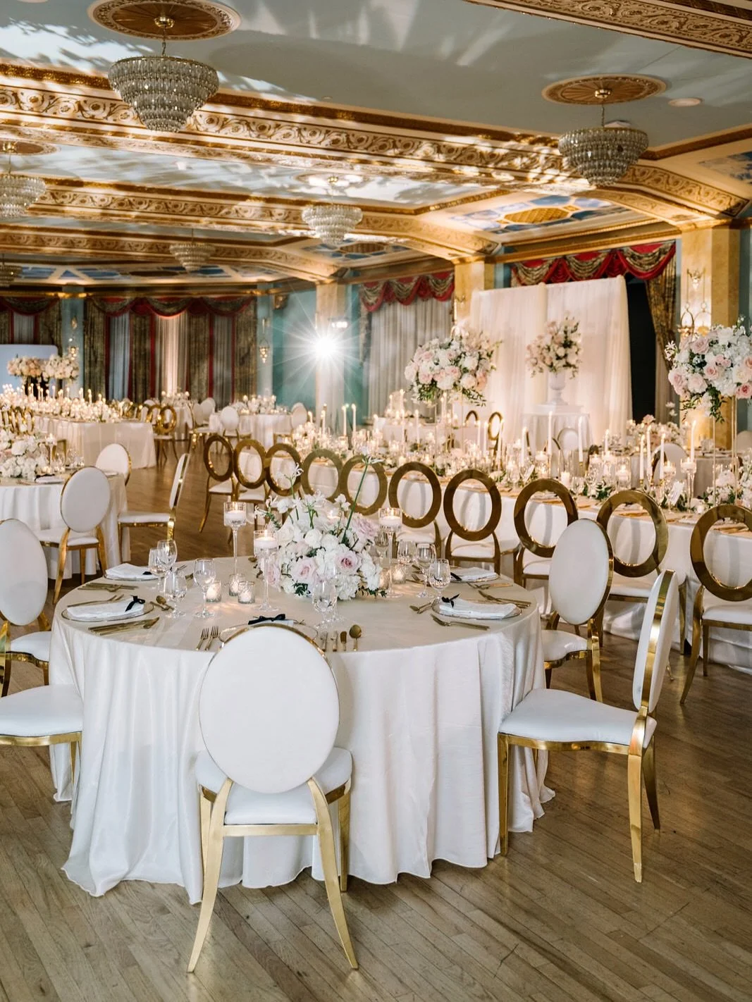 When the majority of your weddings are at @fairmontbanff my favourite is seeing how each room is redesigned for each couple. 
@jodymcbeath @lynnfletcherweddings and @flowerartistry always creating the most beautiful designs.