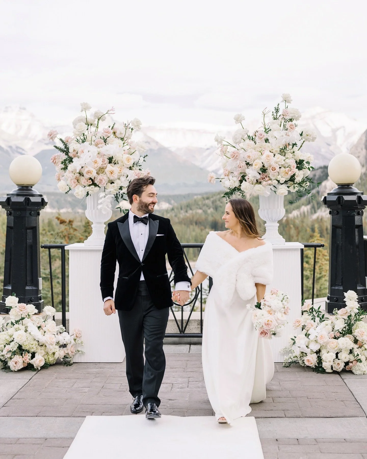 Portraits at your ceremony space, always!

@lynnfletcherweddings @jodymcbeath 
@flowerartistry 
@parfaitproductions