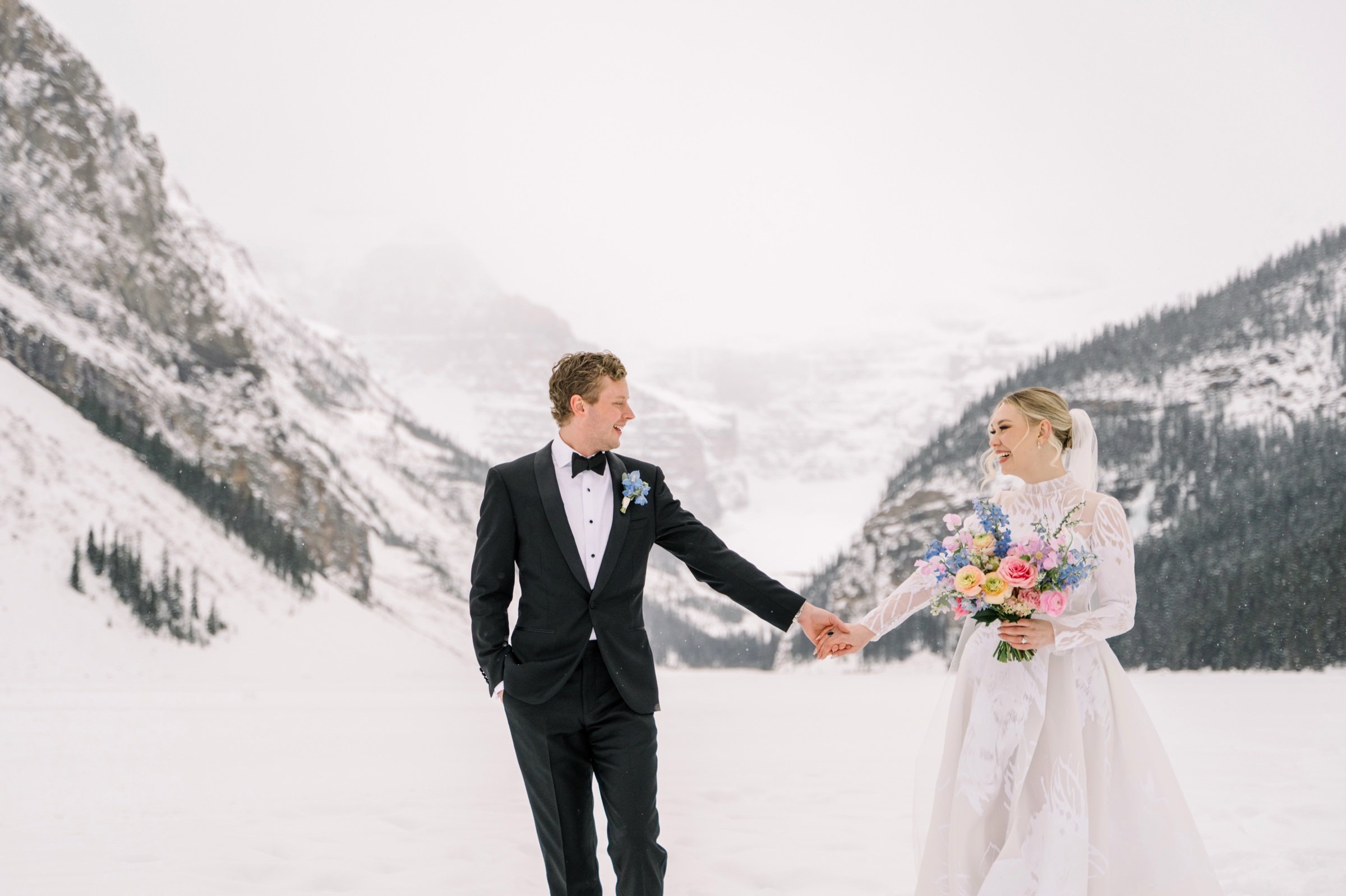 winter_wedding_fairmont_chateau_lake_louise_036.jpg