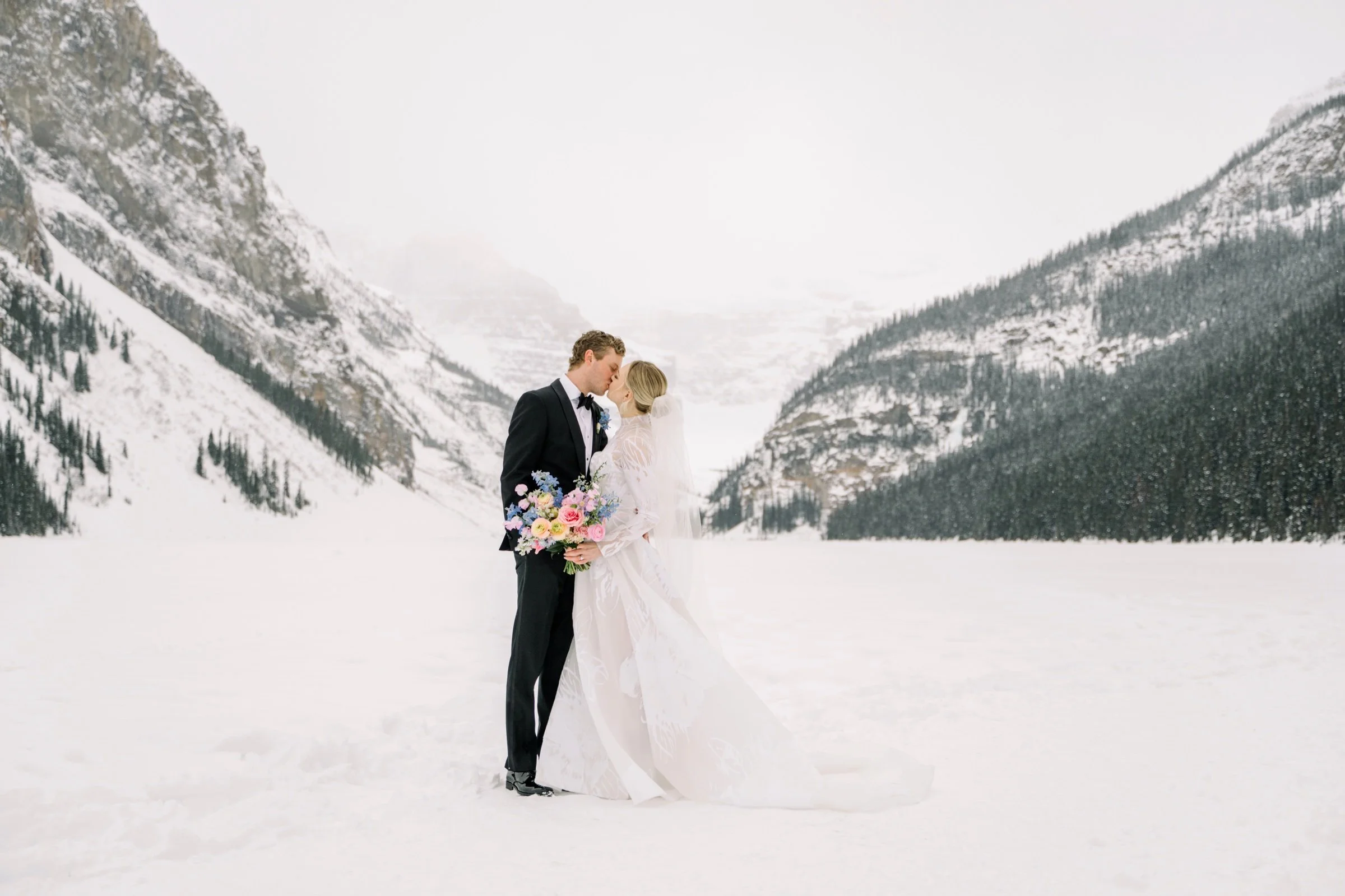 winter_wedding_fairmont_chateau_lake_louise_040.jpg