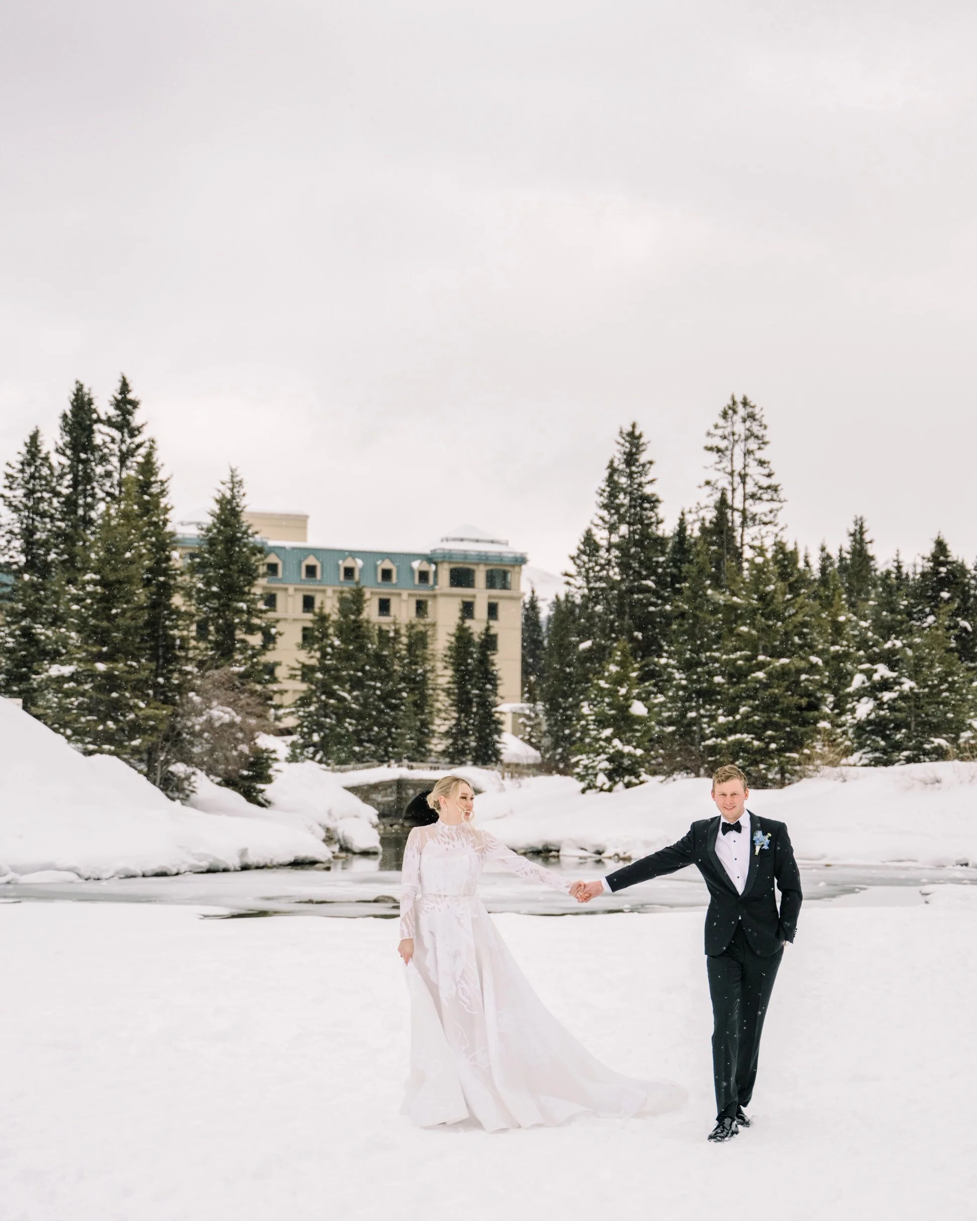 winter_wedding_fairmont_chateau_lake_louise_042.jpg