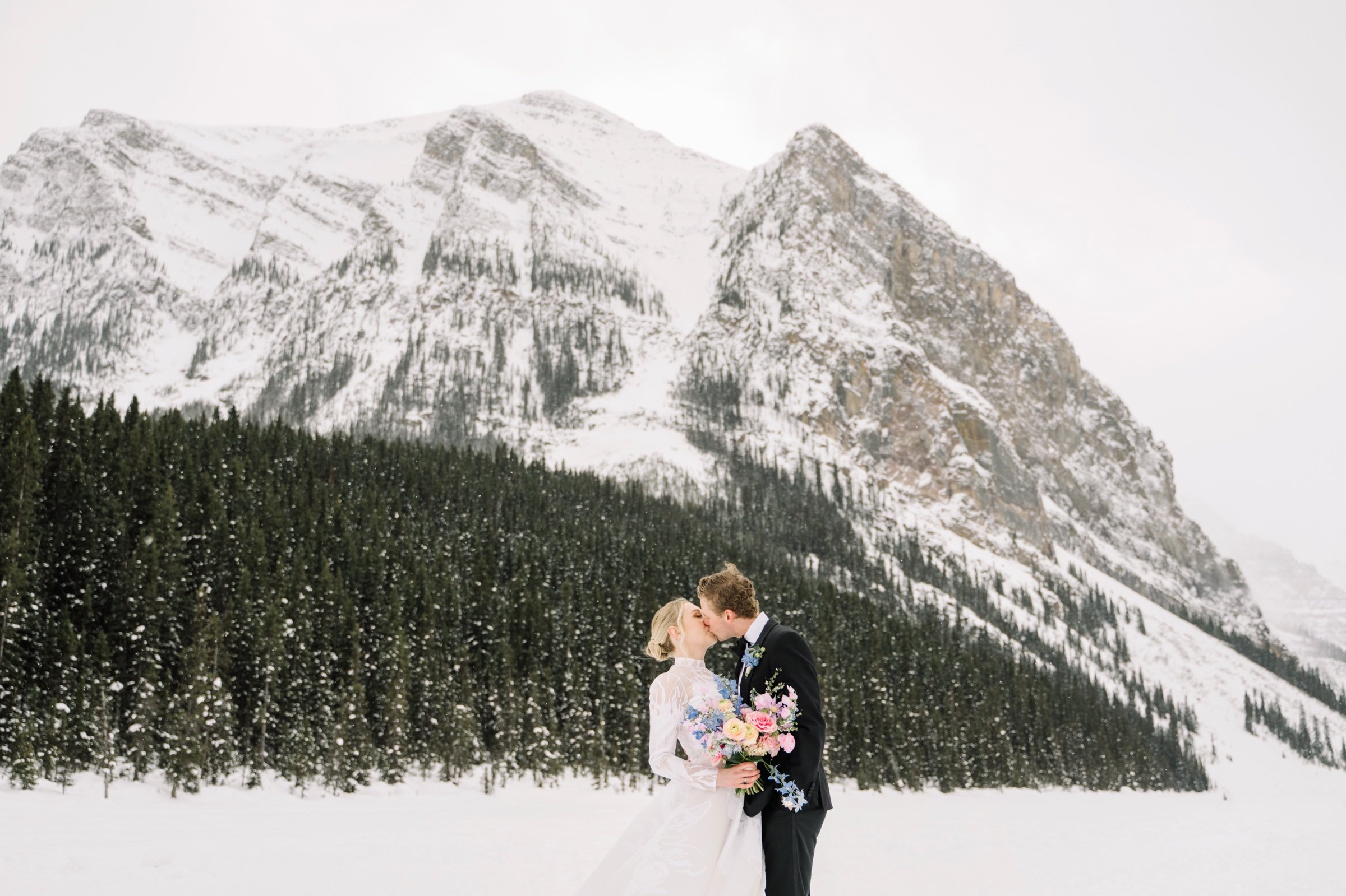 winter_wedding_fairmont_chateau_lake_louise_043.jpg