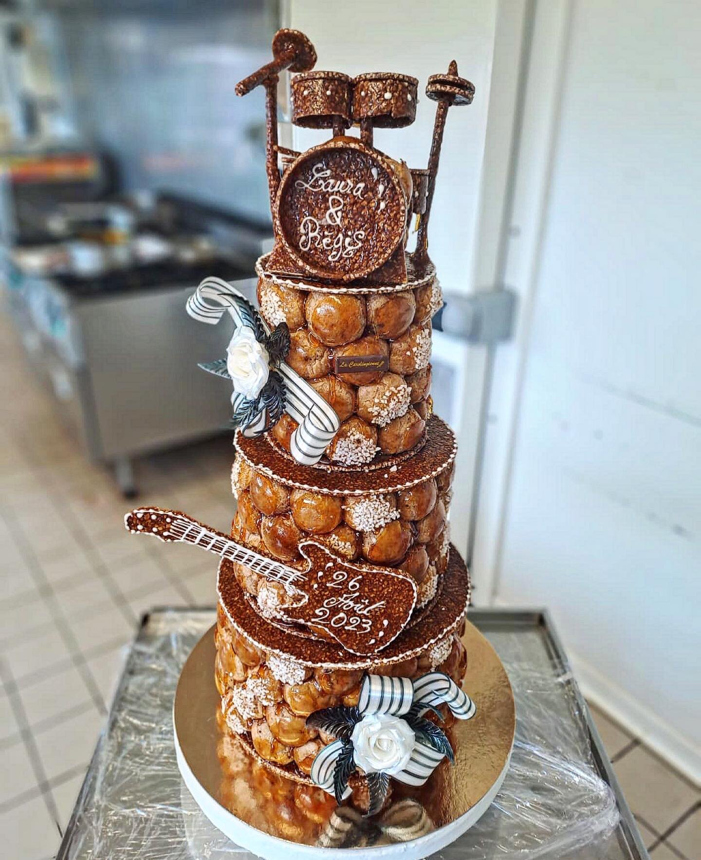 Mariage Rock&rsquo;n Roll 🤘🏼🎸🥁

#wedding #piecemontee #rock #saintphilbertdegrandlieu #lacarolingienne #boulangerdefrance #patisserie #choux