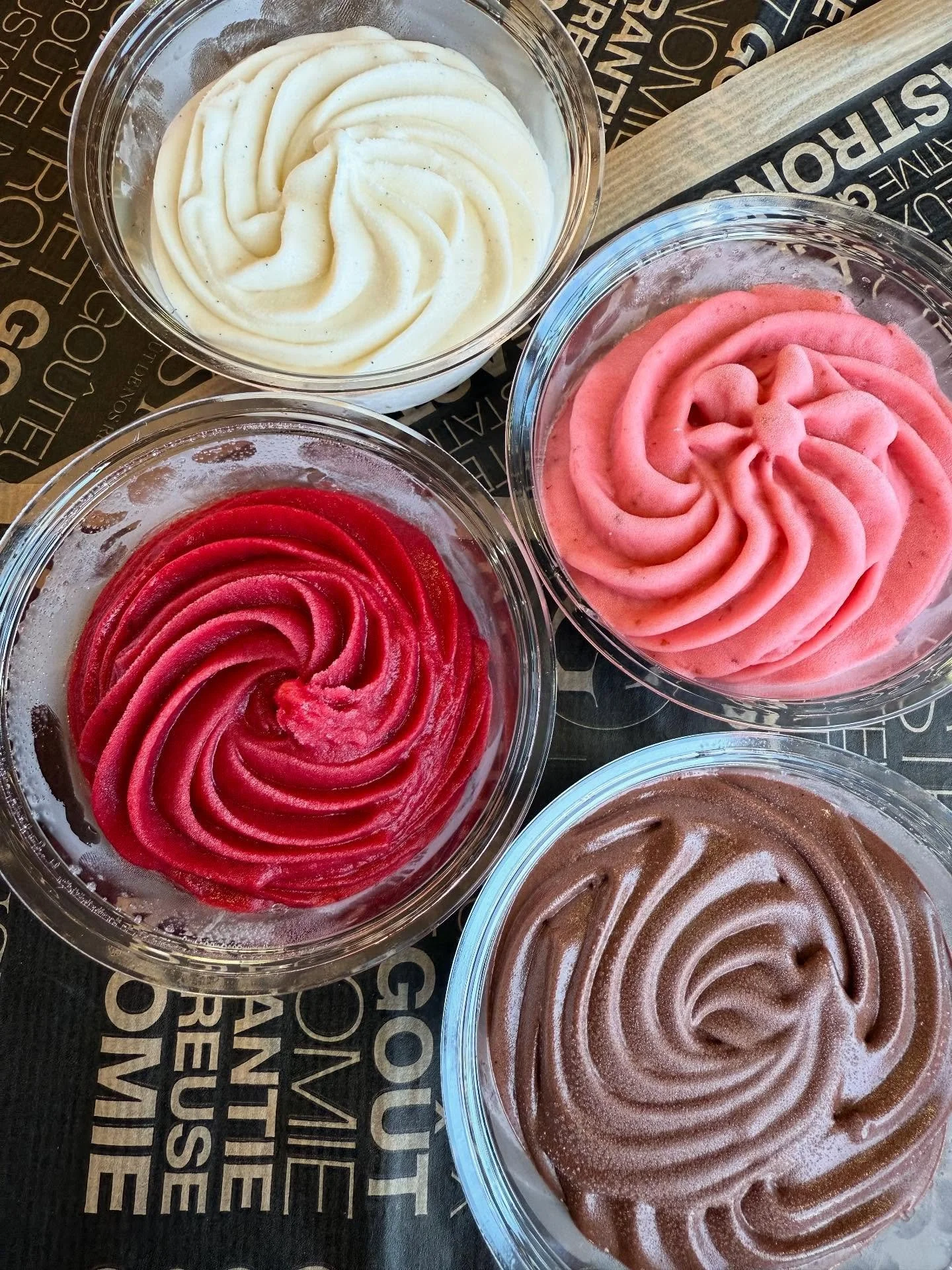 🍨 Les Glaces Maison sont de retour ! ❄️
Faites fondre l&rsquo;&eacute;t&eacute; avec nos pots de glace artisanale, faits avec ❤️ et des ingr&eacute;dients de qualit&eacute; !

✨ 4 parfums incontournables :

🍫 Chocolat 
🍓 Fraise 
💗 Framboise
🤍 Va