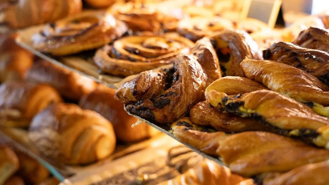 🥐 Des viennoiseries faites maison, avec soin et avec c&oelig;ur.

Chaque jour, nous pr&eacute;parons nos croissants, pains au chocolat et autres viennoiseries avec des ingr&eacute;dients que nous avons choisis avec attention, pour leur qualit&eacute