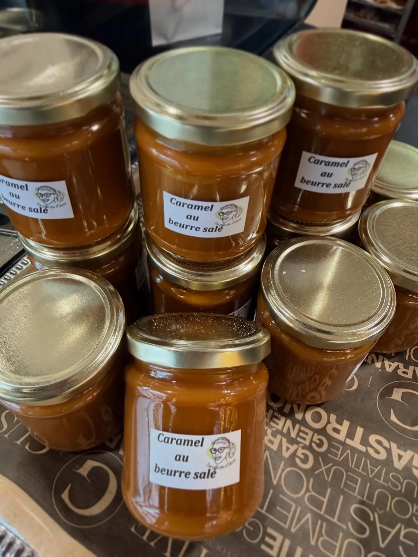 Aujourd&rsquo;hui, on vous pr&eacute;sente notre plus beau produit &agrave; la vente au magasin du moulin&hellip; parce qu&rsquo;il soutient une belle cause ❤️
D&eacute;couvrez notre caramel au beurre sal&eacute; &eacute;labor&eacute; par une associa