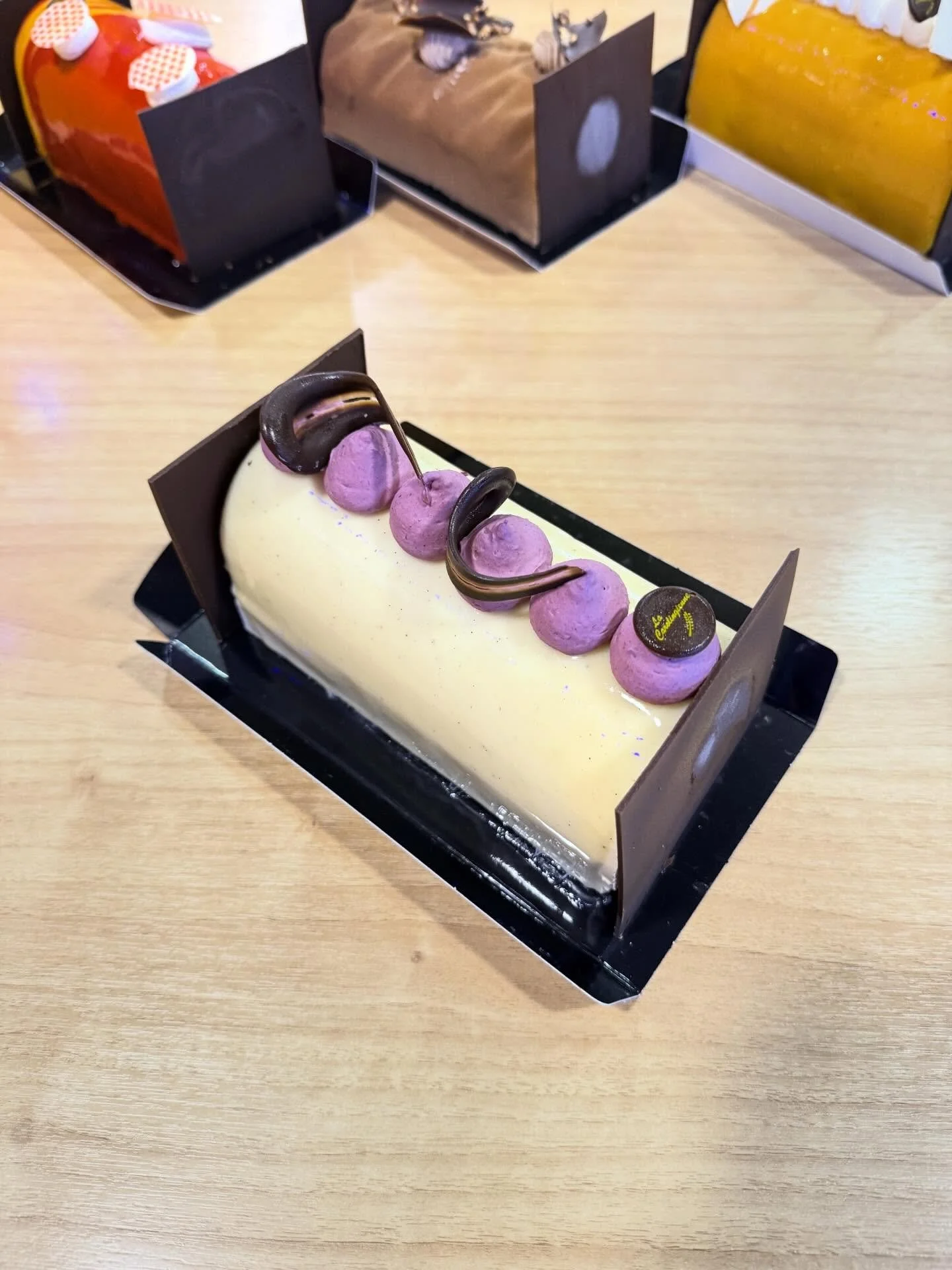 ✨ CROUSTI&rsquo;BAIES ✨

Laissez-vous tenter par notre Crousti&rsquo;Baies :

Cr&eacute;meux vanille fondant, un confit intense de m&ucirc;res et cassis,

Cake vanille moelleux et un irr&eacute;sistible croustillant pralin&eacute;.

Un dessert g&eacu