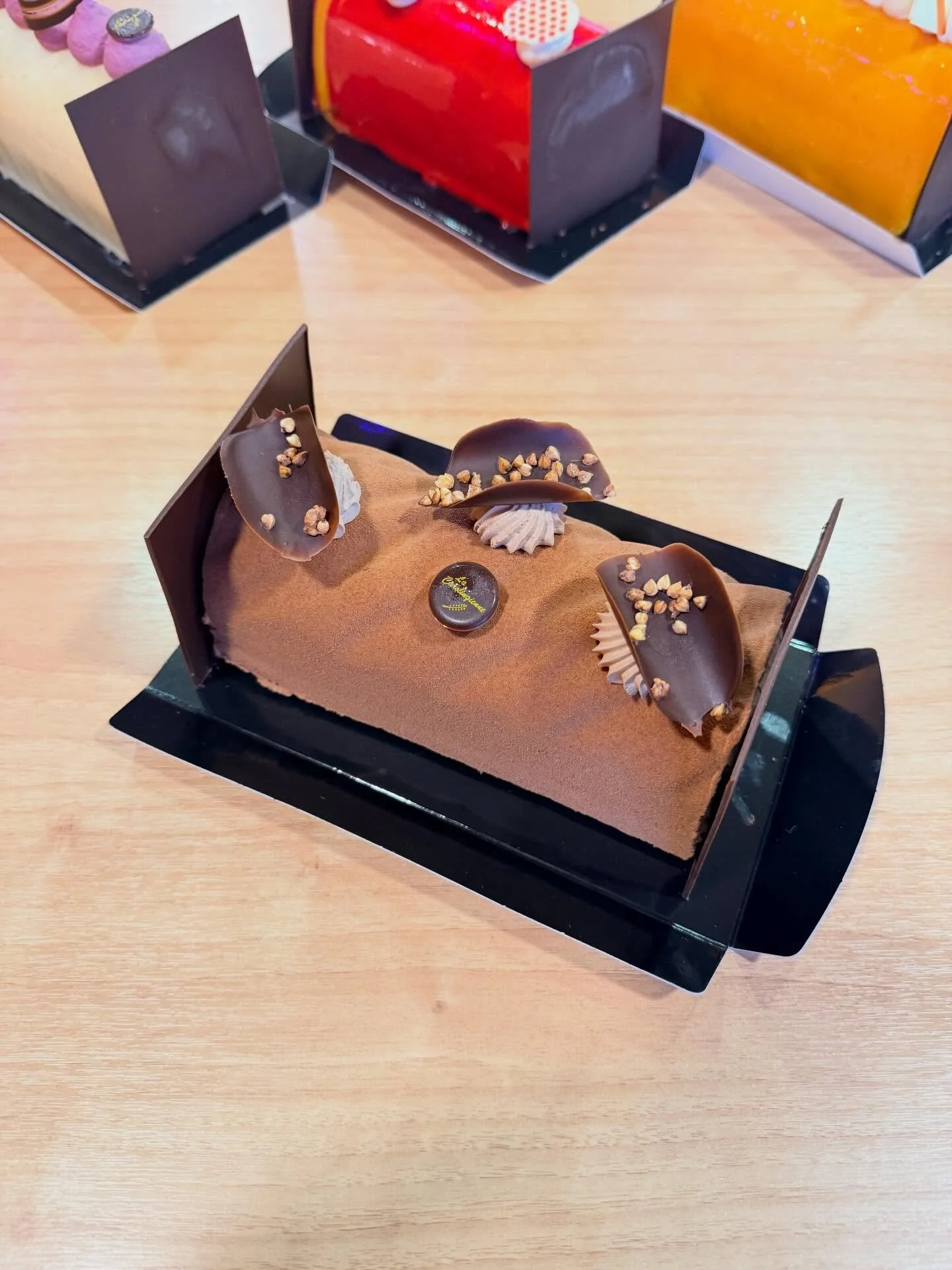 🍫 Les fans de chocolat l&rsquo;ont ador&eacute;e&hellip; elle est de retour ! 🍫

Cette ann&eacute;e encore, retrouvez la b&ucirc;che QUITO, un entremets 100 % chocolat pour les vrais amateurs :

▪️ Entremets chocolat
▪️ Cr&egrave;me au chocolat noi