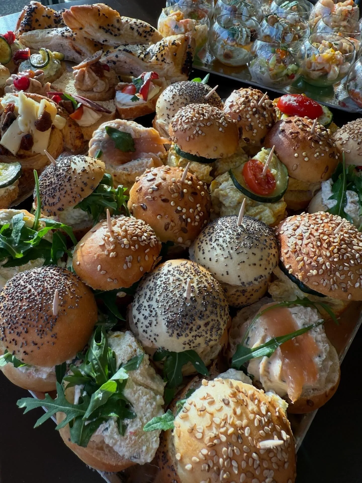 🎄 C&eacute;l&eacute;brez les f&ecirc;tes avec La Carolingienne ! 🎉
Pour vos repas de fin d&rsquo;ann&eacute;e, d&eacute;couvrez notre carte traiteur : mini-burgers, verrines, cassolettes... de quoi ravir vos invit&eacute;s !
📲 Plus de d&eacute;tai