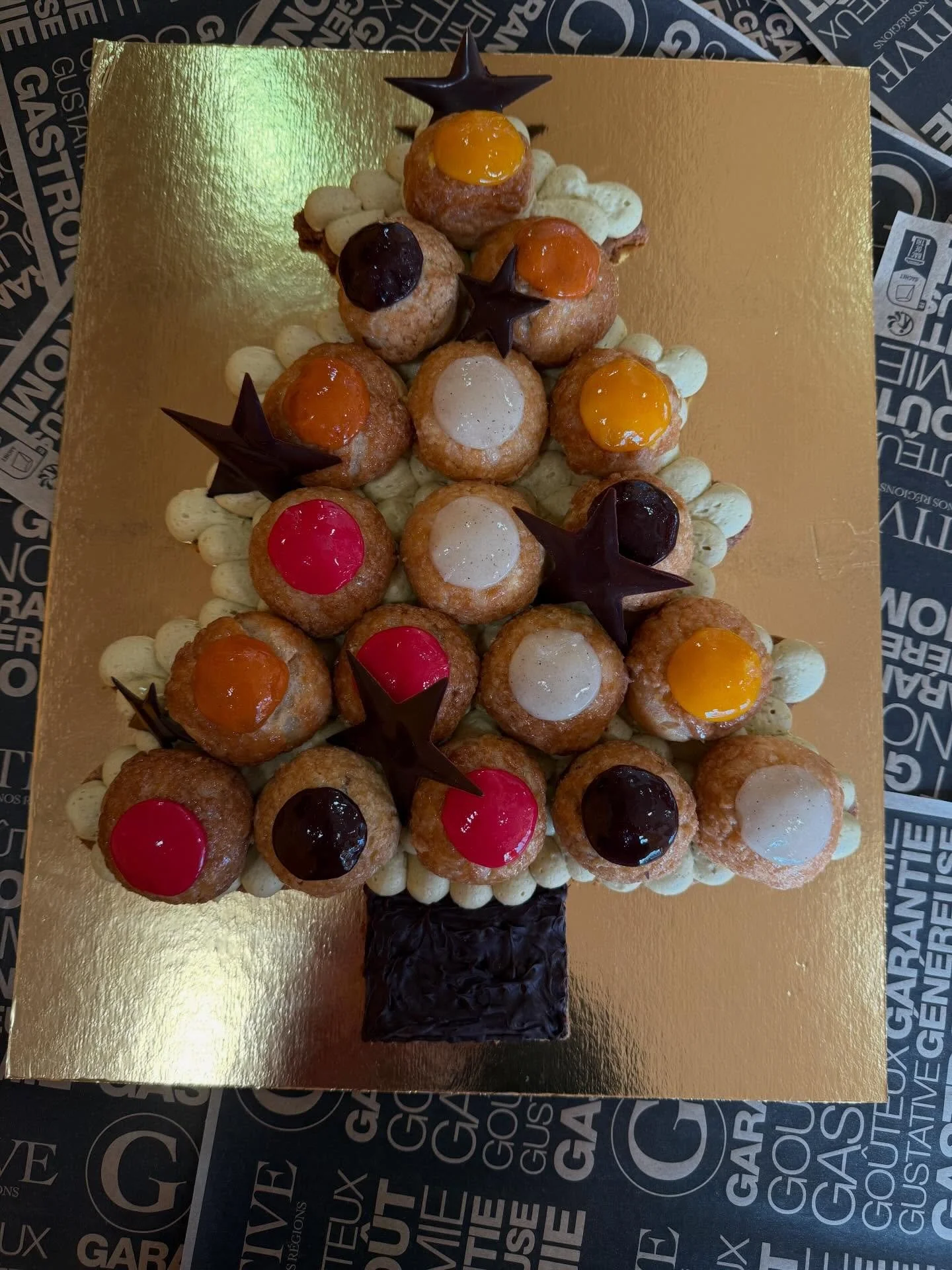 👑🌲 &Eacute;dition limit&eacute;e - ROI DES FOR&Ecirc;TS 🌲👑

Un v&eacute;ritable sapin de gourmandise &agrave; partager (ou pas) :
▪️ Mini-choux garnis : passion, framboise, caramel au beurre sal&eacute;, vanille et chocolat
▪️ Cr&egrave;me diplom