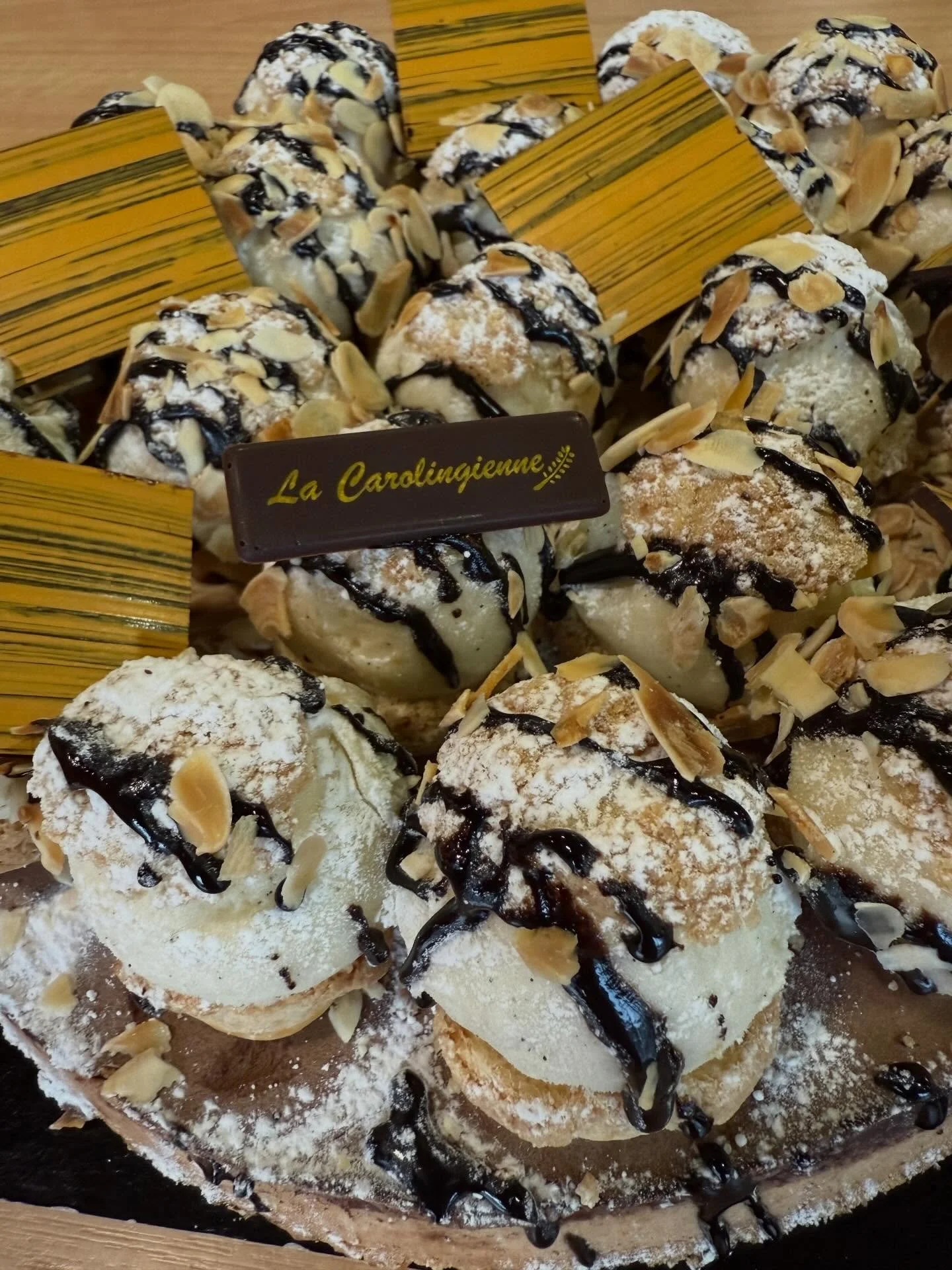 🍨 GLACES DE F&Ecirc;TES 🍨

Anticipez la foule et r&eacute;galez-vous sans attendre ! Nos cr&eacute;ations glac&eacute;es sont parfaites pour un dessert festif et gourmand :

VACHERIN
▪️ Cr&egrave;me glac&eacute;e vanille de Madagascar
▪️ Sorbet fra