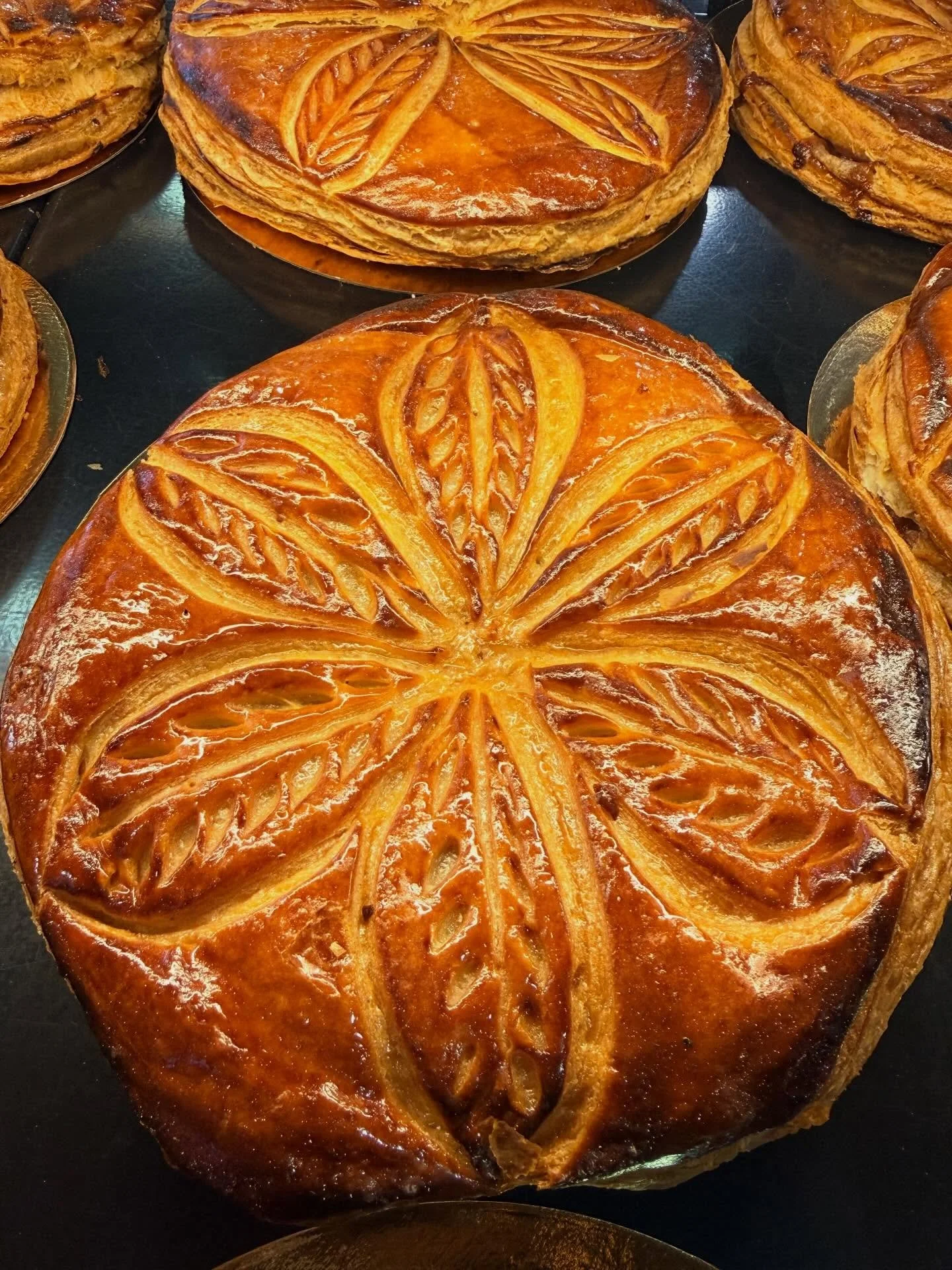 👑 D&Eacute;FI GOURMAND : 6 BONS = 1 GALETTE OFFERTE ! 👑

Avis aux amateurs de p&acirc;te feuillet&eacute;e ! Cette ann&eacute;e, vos passages en boutique sont r&eacute;compens&eacute;s. 

On vous simplifie la vie :
1️⃣ &Agrave; chaque achat d&rsquo