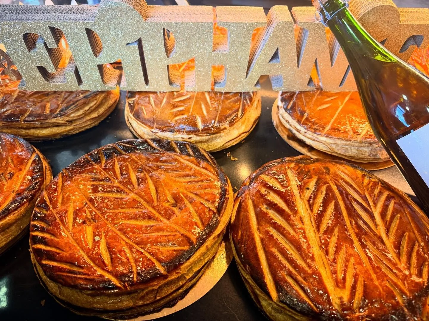 👑 JEU CONCOURS : LA GALETTE DES ROIS (ET DES REINES) ! 👑

Envie de f&ecirc;ter l&rsquo;&Eacute;piphanie avec gourmandise ? &Agrave; La Carolingienne, on vous r&eacute;gale ! 
Tentez de remporter votre galette pr&eacute;f&eacute;r&eacute;e accompagn