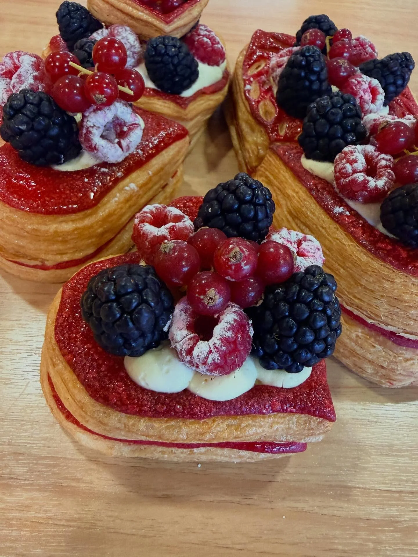 L&rsquo;amour a un go&ucirc;t, et il ressemble &eacute;trangement &agrave; &ccedil;a&hellip; ❤️🍓

On sait ce que vous allez dire : &ldquo;Le rouge, c&rsquo;est clich&eacute; pour la Saint-Valentin&rdquo;. C&rsquo;est vrai. Mais honn&ecirc;tement, &a