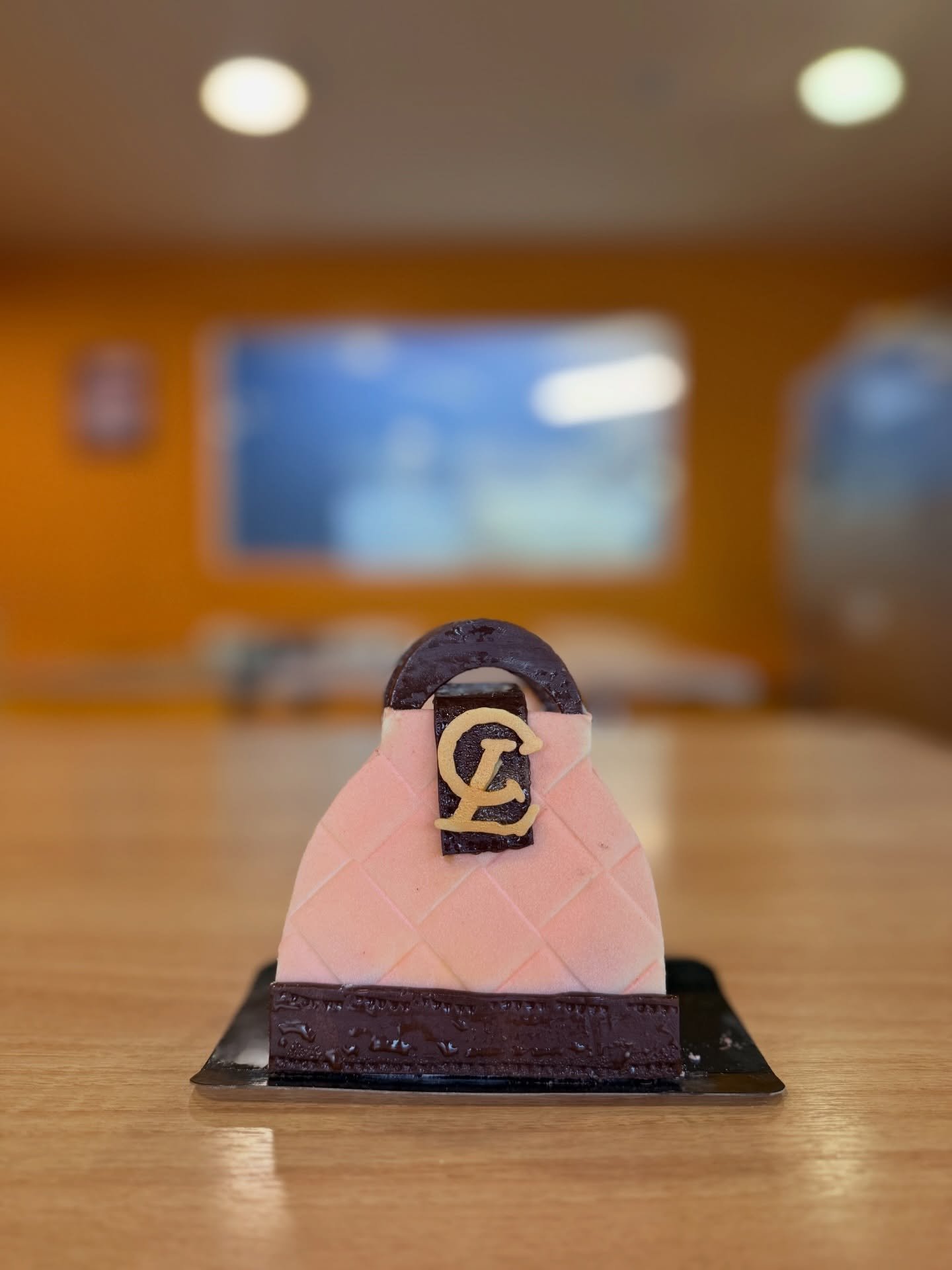 Le plus beau cadeau ne se porte pas au bras, il se d&eacute;guste &agrave; deux. ✨

Pour la Saint-Valentin, La Carolingienne a dessin&eacute; le &ldquo;it-bag&rdquo; de l&rsquo;amour. Une cr&eacute;ation haute couture qui cache sous son logo LC un c&