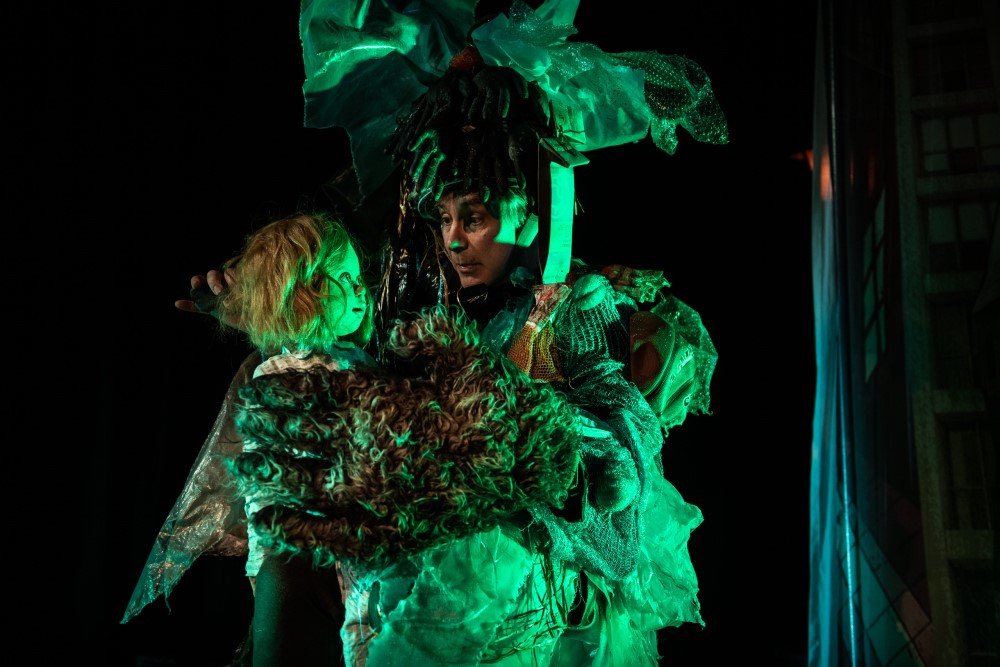 tandfeen-teater-patrasket-foto-soeren-meisner-s-7005_web.jpeg