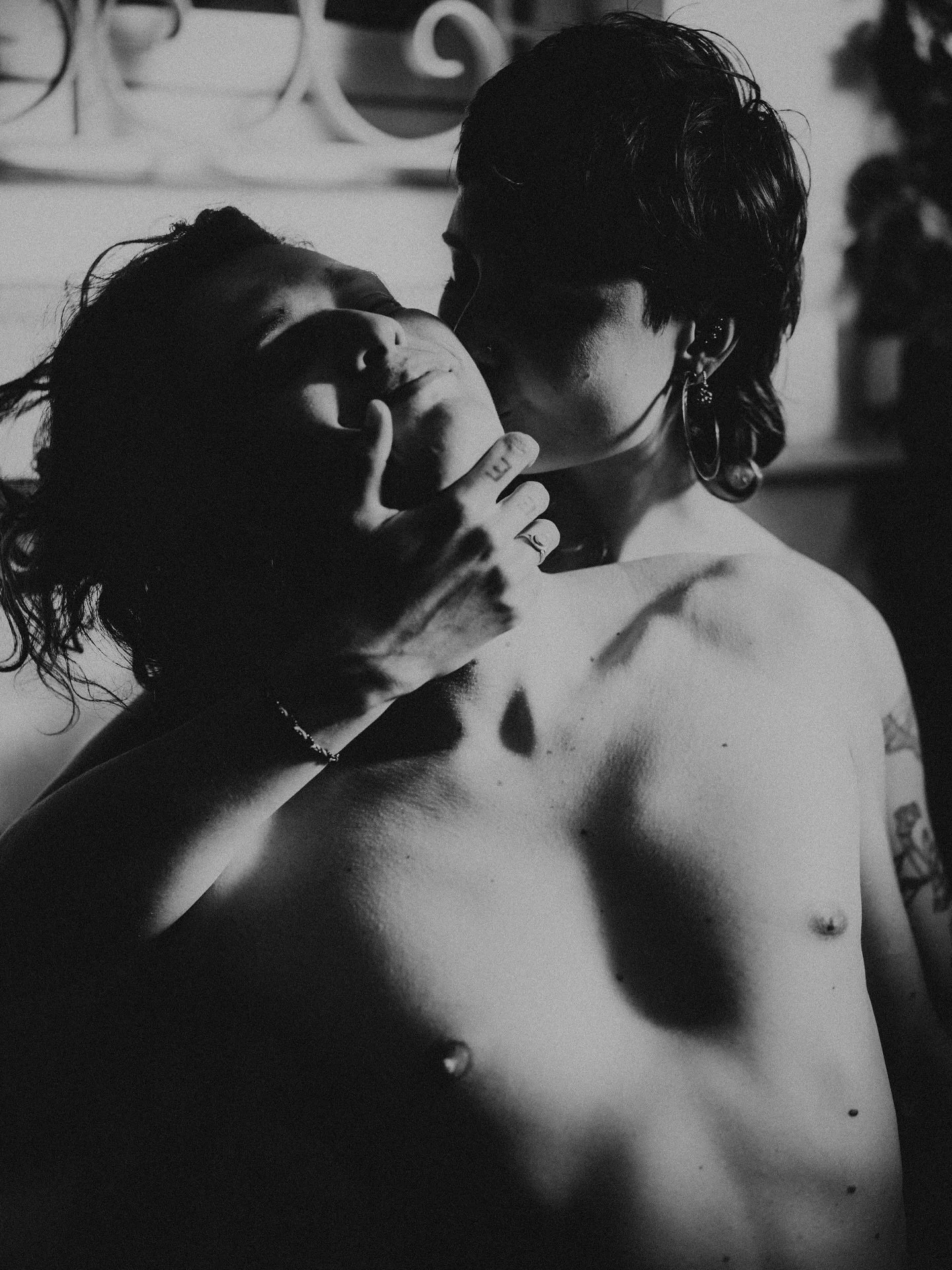 Séance photo de couple intimiste 🧡
Les réservations pour octobre sont ouvertes ✌️ 
Contact par mail ✉️ 
#intimatephotography #homesession #cinematic #55mm #35mm #theportraitpr0ject #erlejournal
#dirtybootsandmessyhair