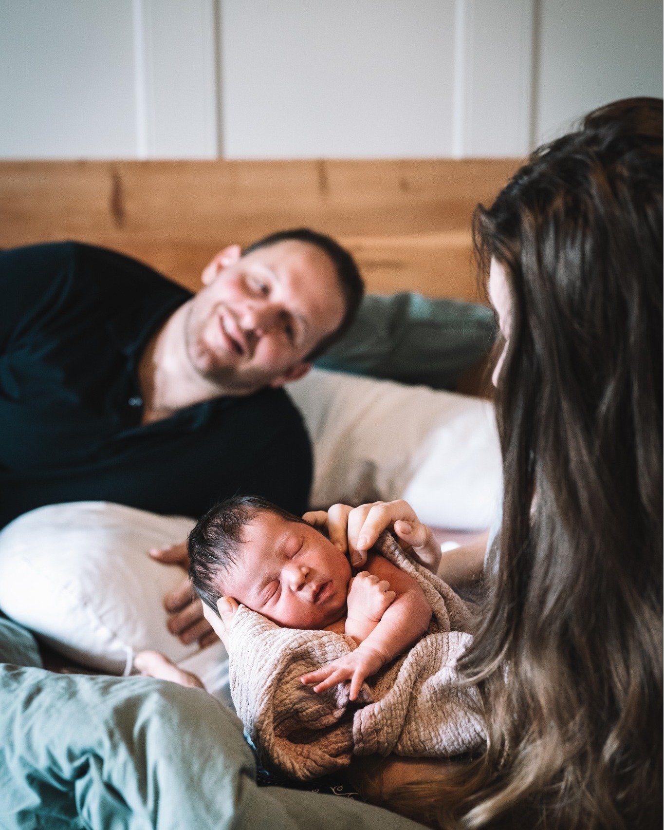 Die ersten Wunderstunden mit dem &laquo;neuen&raquo; Baby. 

#dokumentarischefamilienfotografie #oliviaetterfotografie #wochenbettreportage #familienfotografiebern