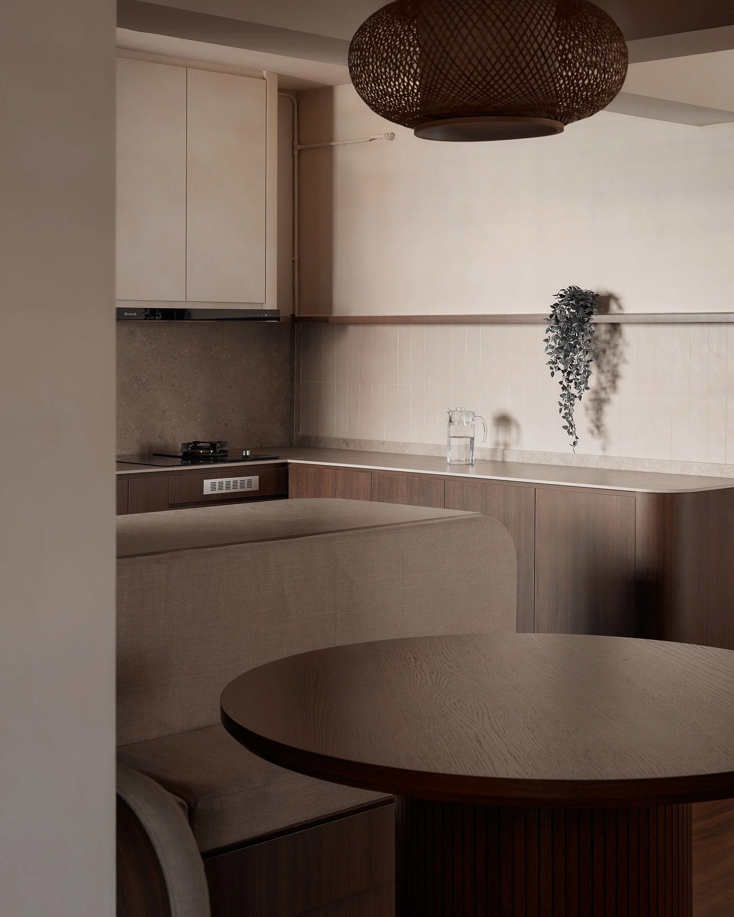 We are glad to have kept some walls carpentry free - no pondering what is behind doors, no visual clutter to process.

Both the eyes and mind can rest easy 🧘🏽

 #sginteriordesign #sginteriors #sginteriordesigners #sginteriordesigner #beautifulhomes