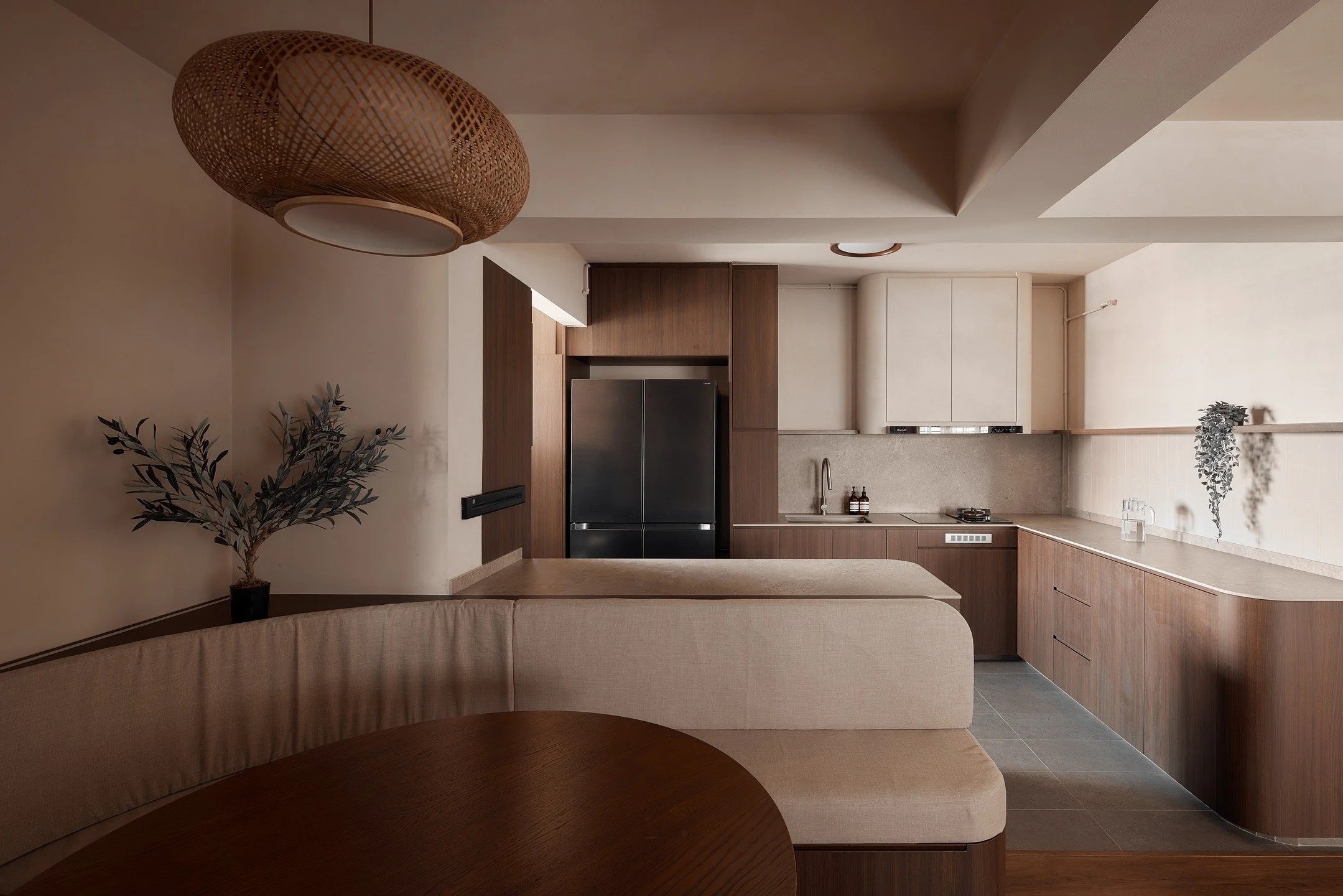 The curves seen in the living room (see previous post) continue here: it's in the cushion, carpentry corners, the ceiling lights.

It's interesting how lighting dances around the objects, casting shadows, breathing more life into the space.

Two cont