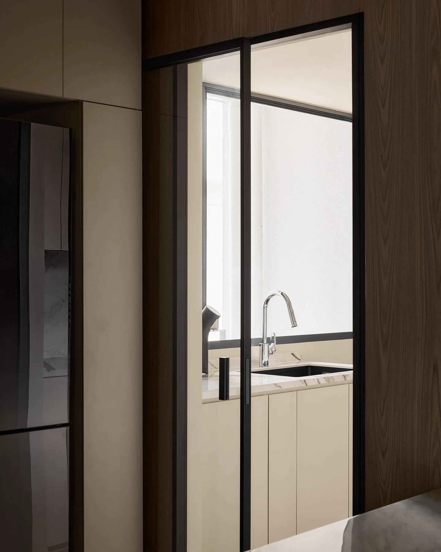 A small kitchen that's packed full of function; take out your best cook book now 🥬 🥔 🍗